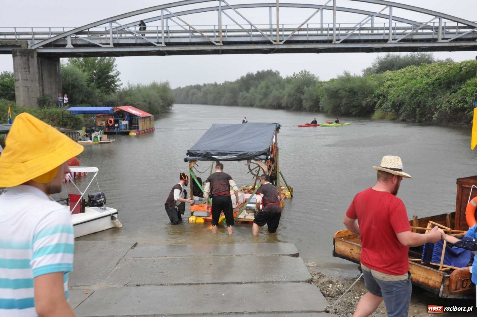 Zdjęcie w galerii na portalu naszraciborz.pl: Grill w polonezie, trumna i koronawirus. Pływadło 2020 [FOTO i WIDEO] wiadomości z regionu