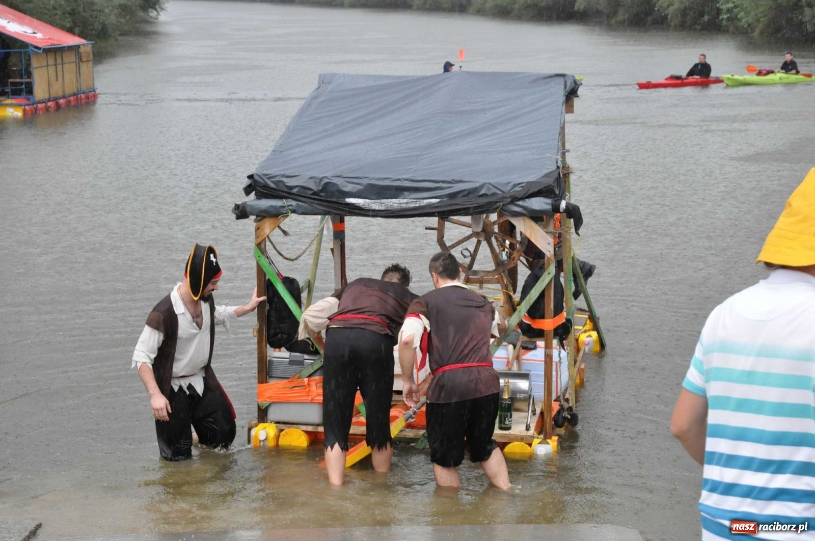 Zdjęcie w galerii na portalu naszraciborz.pl: Grill w polonezie, trumna i koronawirus. Pływadło 2020 [FOTO i WIDEO] wiadomości z regionu