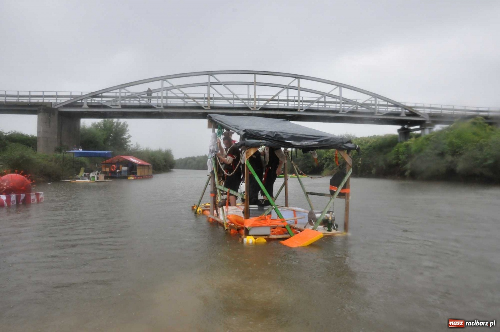 Zdjęcie w galerii na portalu naszraciborz.pl: Grill w polonezie, trumna i koronawirus. Pływadło 2020 [FOTO i WIDEO] wiadomości z regionu