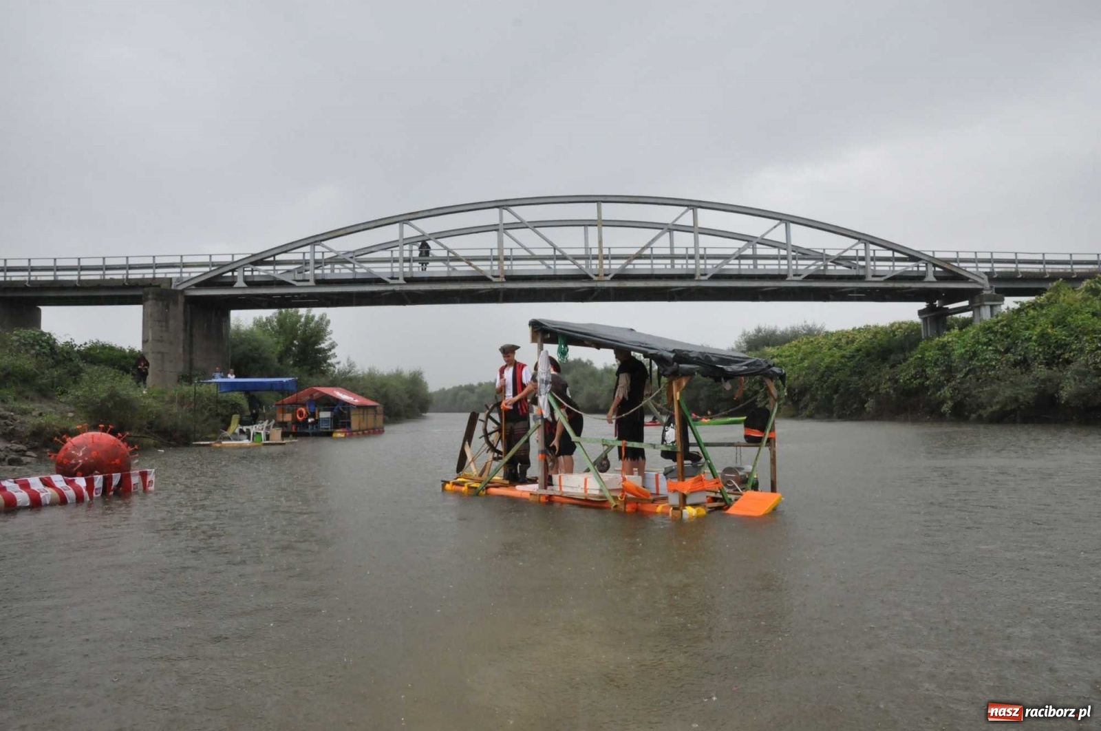 Zdjęcie w galerii na portalu naszraciborz.pl: Grill w polonezie, trumna i koronawirus. Pływadło 2020 [FOTO i WIDEO] wiadomości z regionu