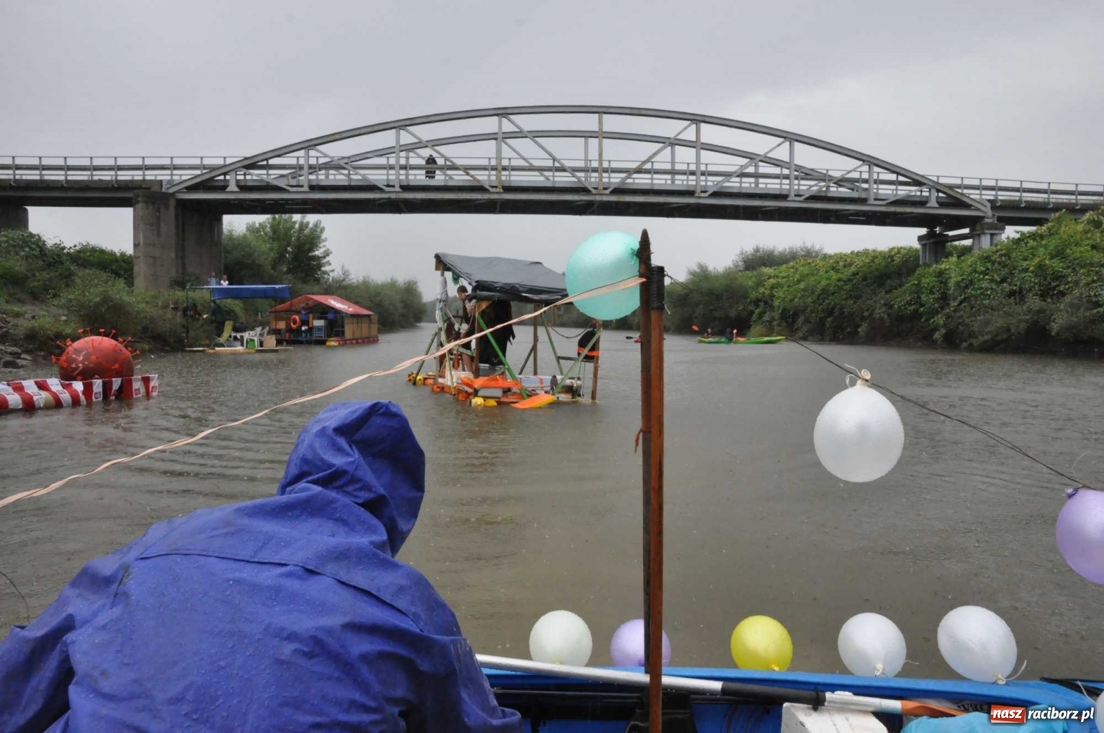 Zdjęcie w galerii na portalu naszraciborz.pl: Grill w polonezie, trumna i koronawirus. Pływadło 2020 [FOTO i WIDEO] wiadomości z regionu