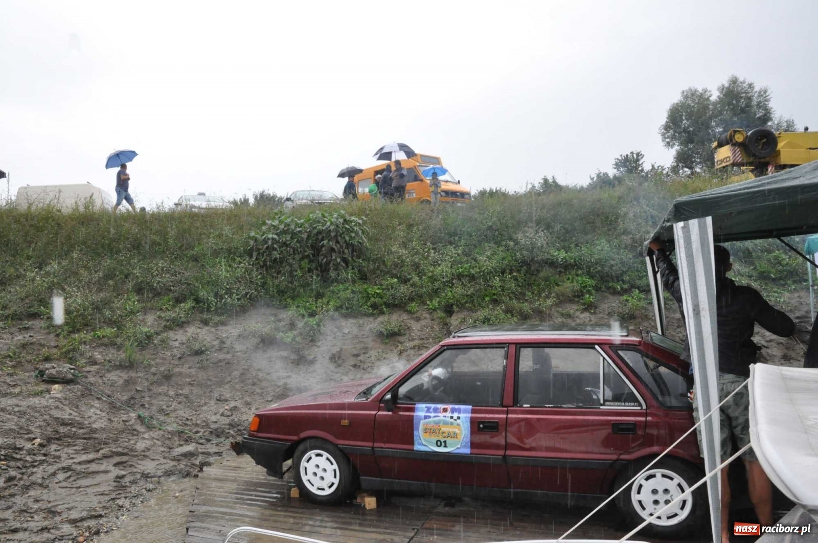 Zdjęcie w galerii na portalu naszraciborz.pl: Grill w polonezie, trumna i koronawirus. Pływadło 2020 [FOTO i WIDEO] wiadomości z regionu