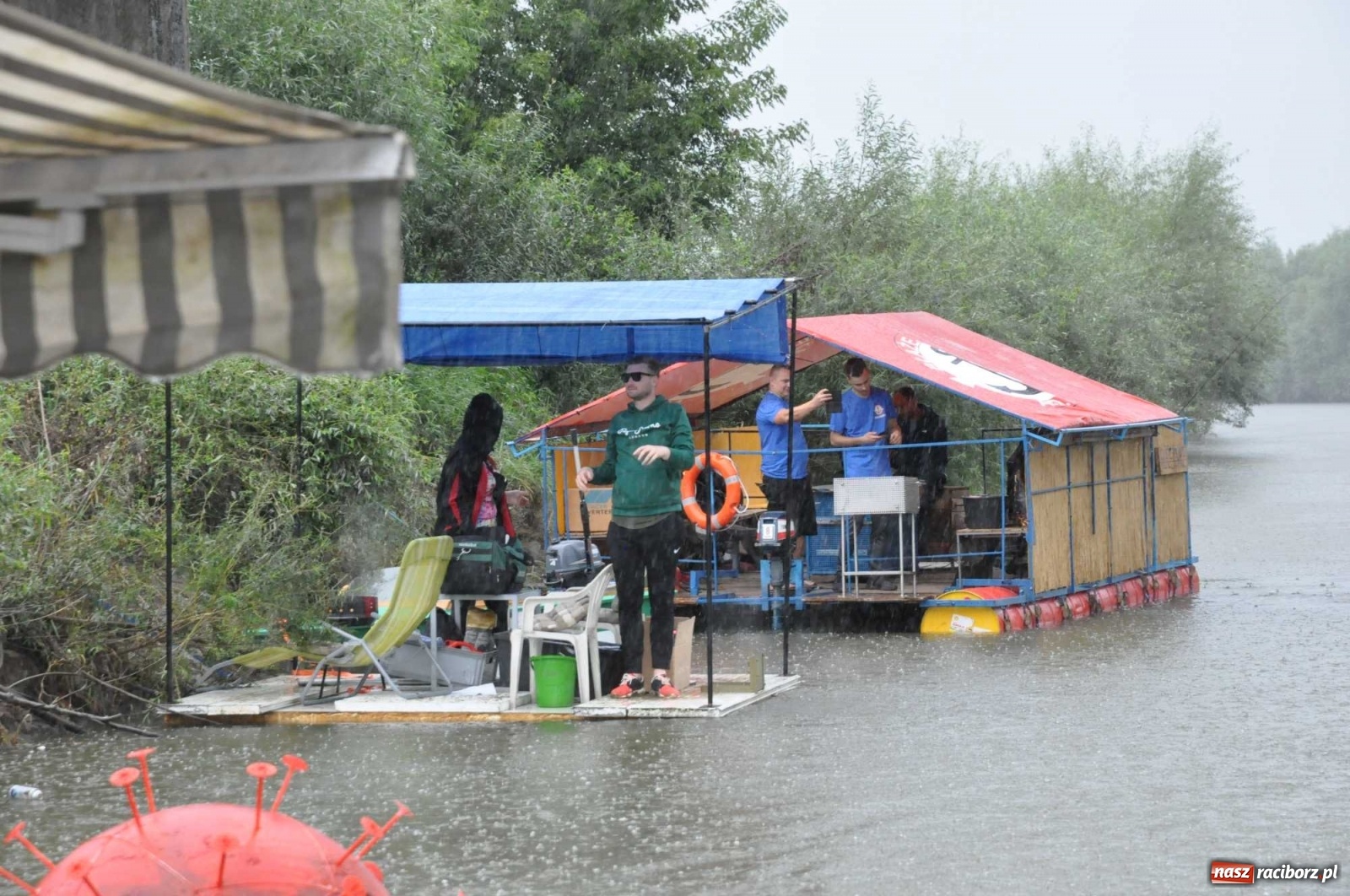 Zdjęcie w galerii na portalu naszraciborz.pl: Grill w polonezie, trumna i koronawirus. Pływadło 2020 [FOTO i WIDEO] wiadomości z regionu