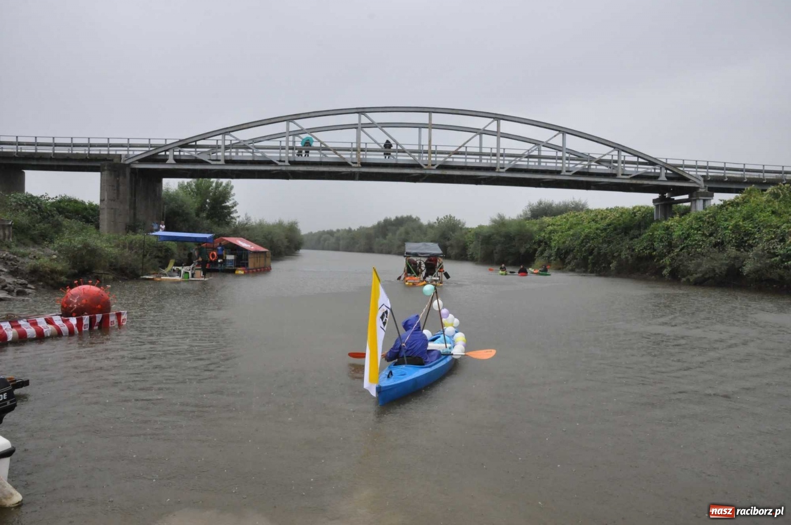 Zdjęcie w galerii na portalu naszraciborz.pl: Grill w polonezie, trumna i koronawirus. Pływadło 2020 [FOTO i WIDEO] wiadomości z regionu