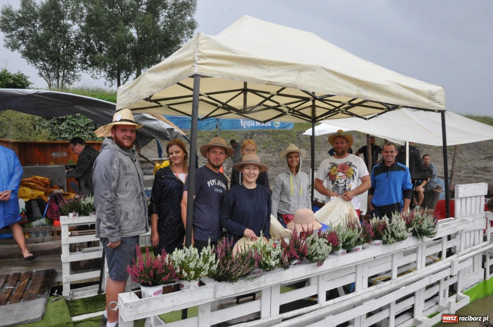 Zdjęcie w galerii na portalu naszraciborz.pl: Grill w polonezie, trumna i koronawirus. Pływadło 2020 [FOTO i WIDEO] wiadomości z regionu