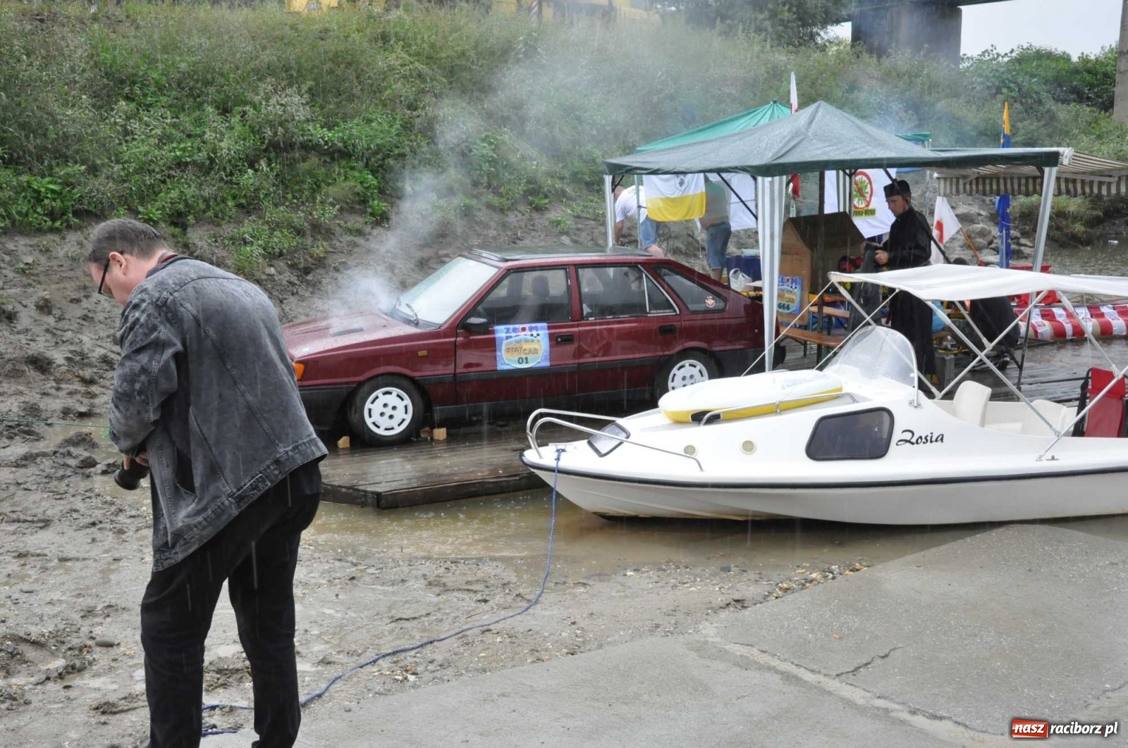 Zdjęcie w galerii na portalu naszraciborz.pl: Grill w polonezie, trumna i koronawirus. Pływadło 2020 [FOTO i WIDEO] wiadomości z regionu