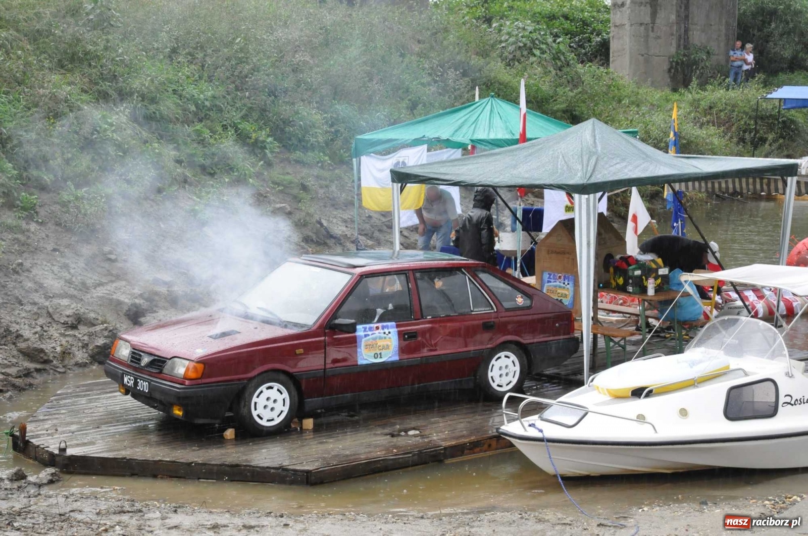 Zdjęcie w galerii na portalu naszraciborz.pl: Grill w polonezie, trumna i koronawirus. Pływadło 2020 [FOTO i WIDEO] wiadomości z regionu