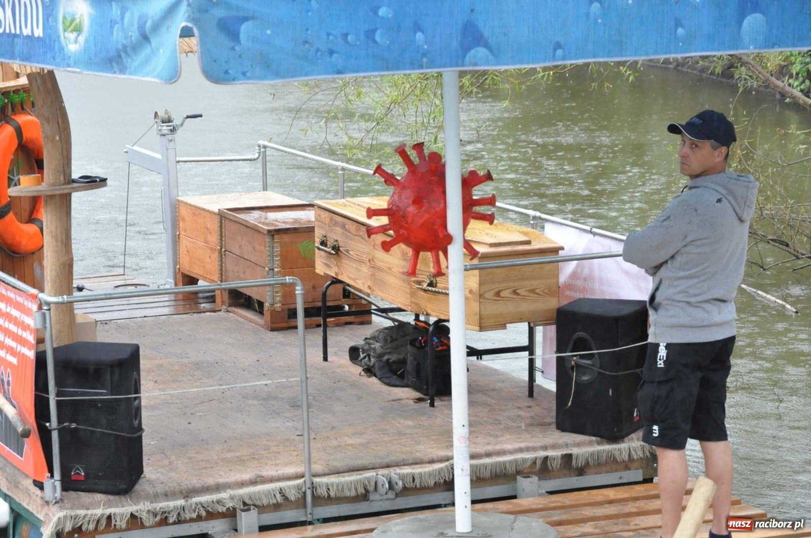 Zdjęcie w galerii na portalu naszraciborz.pl: Grill w polonezie, trumna i koronawirus. Pływadło 2020 [FOTO i WIDEO] wiadomości z regionu