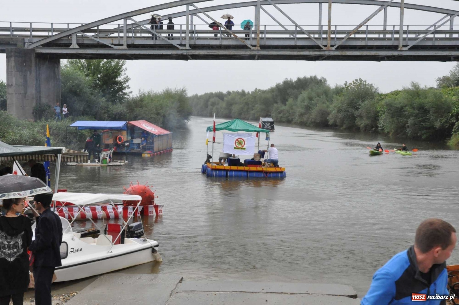 Zdjęcie w galerii na portalu naszraciborz.pl: Grill w polonezie, trumna i koronawirus. Pływadło 2020 [FOTO i WIDEO] wiadomości z regionu