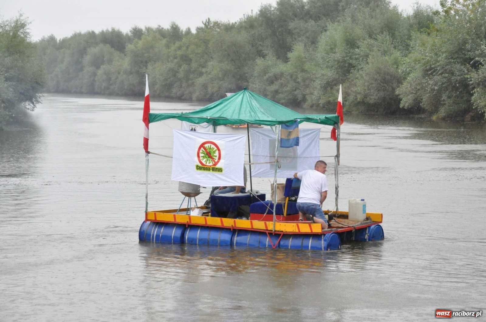 Zdjęcie w galerii na portalu naszraciborz.pl: Grill w polonezie, trumna i koronawirus. Pływadło 2020 [FOTO i WIDEO] wiadomości z regionu