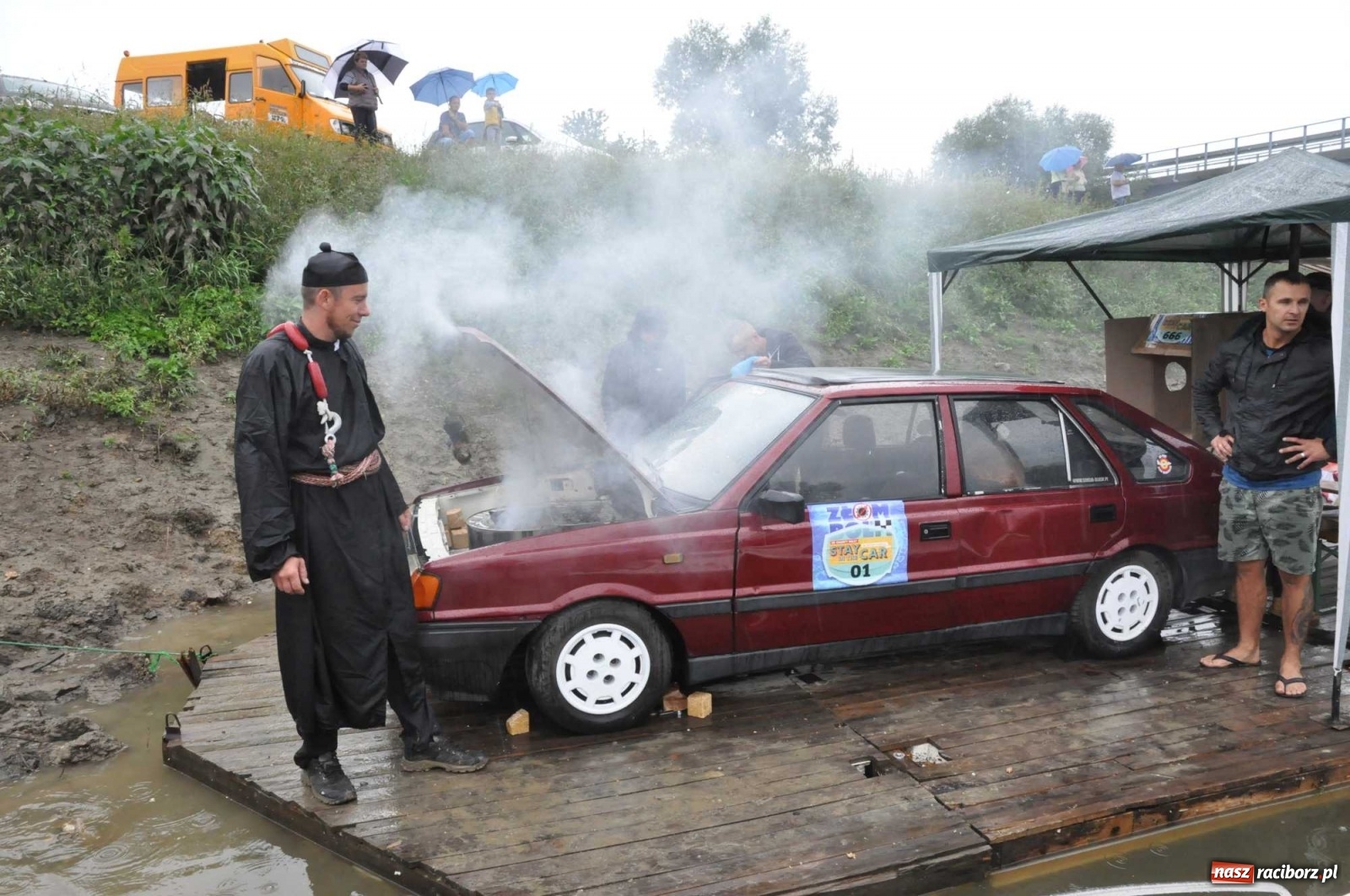 Zdjęcie w galerii na portalu naszraciborz.pl: Grill w polonezie, trumna i koronawirus. Pływadło 2020 [FOTO i WIDEO] wiadomości z regionu