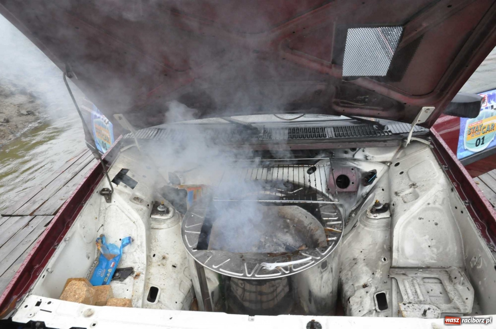 Zdjęcie w galerii na portalu naszraciborz.pl: Grill w polonezie, trumna i koronawirus. Pływadło 2020 [FOTO i WIDEO] wiadomości z regionu