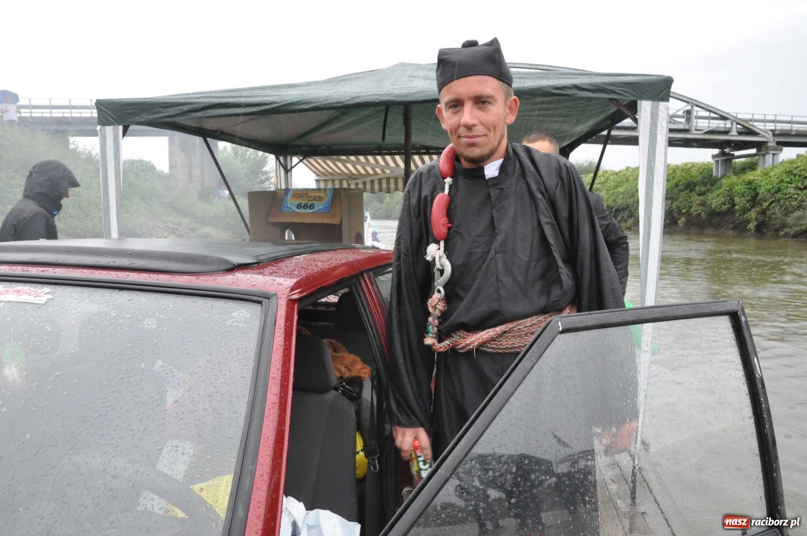 Zdjęcie w galerii na portalu naszraciborz.pl: Grill w polonezie, trumna i koronawirus. Pływadło 2020 [FOTO i WIDEO] wiadomości z regionu