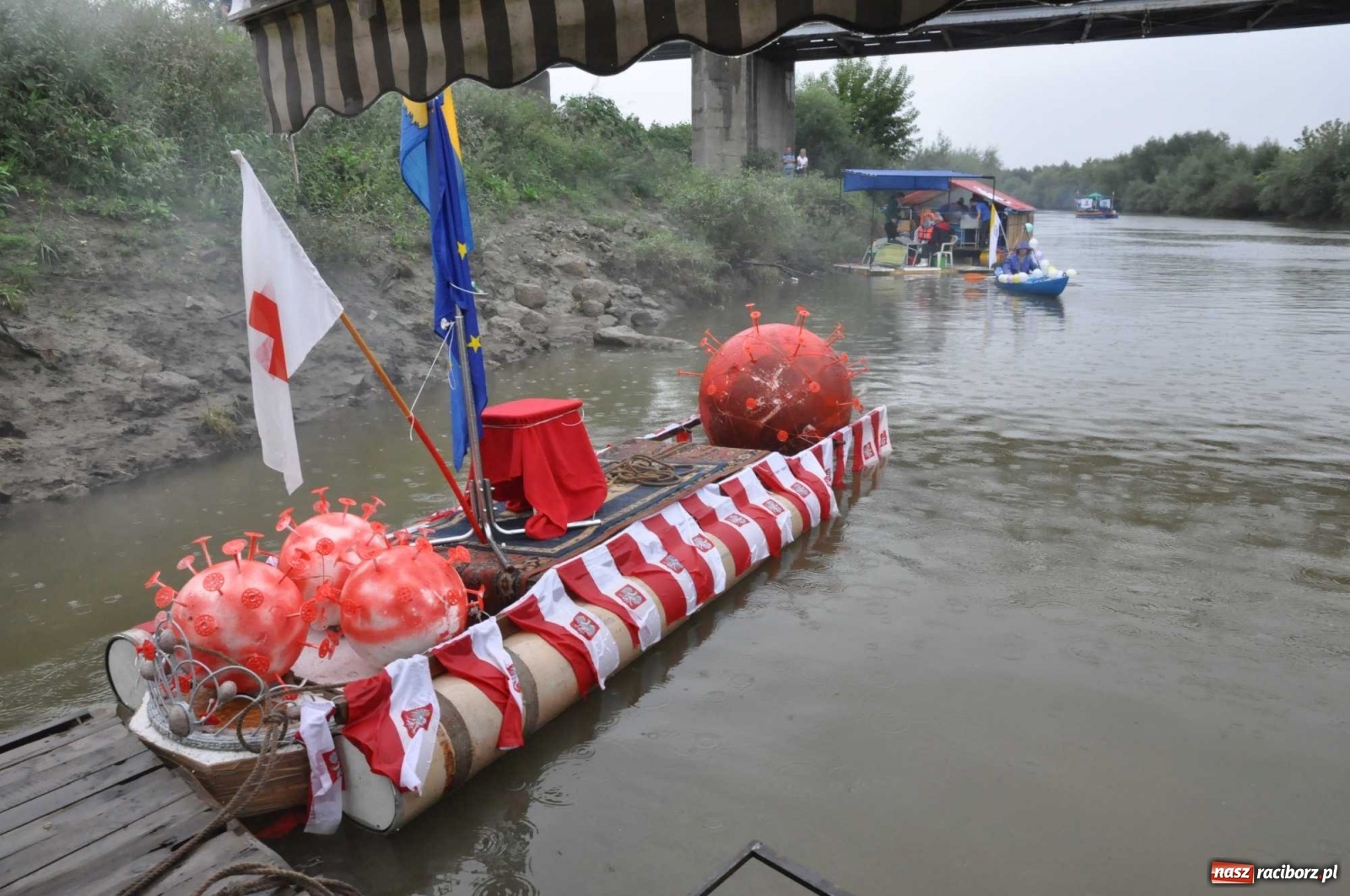 Zdjęcie w galerii na portalu naszraciborz.pl: Grill w polonezie, trumna i koronawirus. Pływadło 2020 [FOTO i WIDEO] wiadomości z regionu