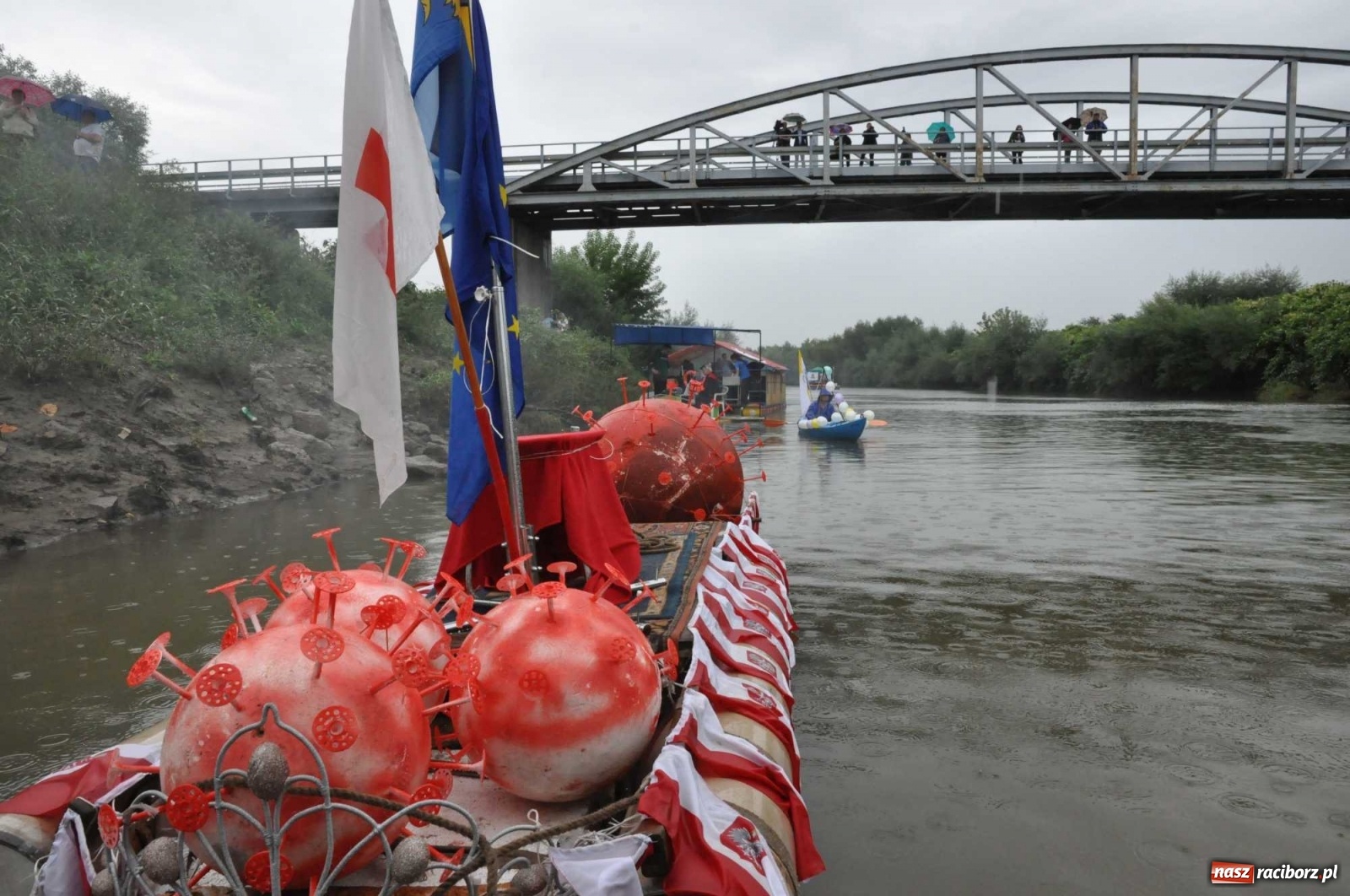 Zdjęcie w galerii na portalu naszraciborz.pl: Grill w polonezie, trumna i koronawirus. Pływadło 2020 [FOTO i WIDEO] wiadomości z regionu