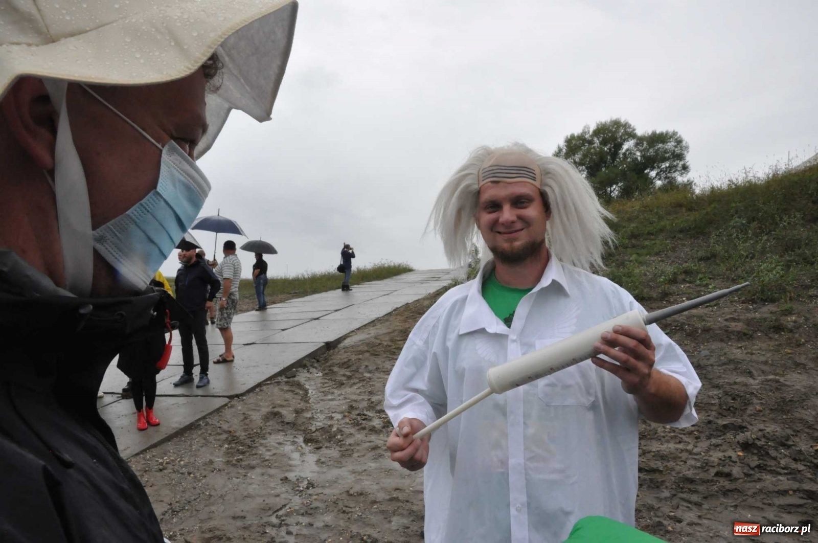 Zdjęcie w galerii na portalu naszraciborz.pl: Grill w polonezie, trumna i koronawirus. Pływadło 2020 [FOTO i WIDEO] wiadomości z regionu