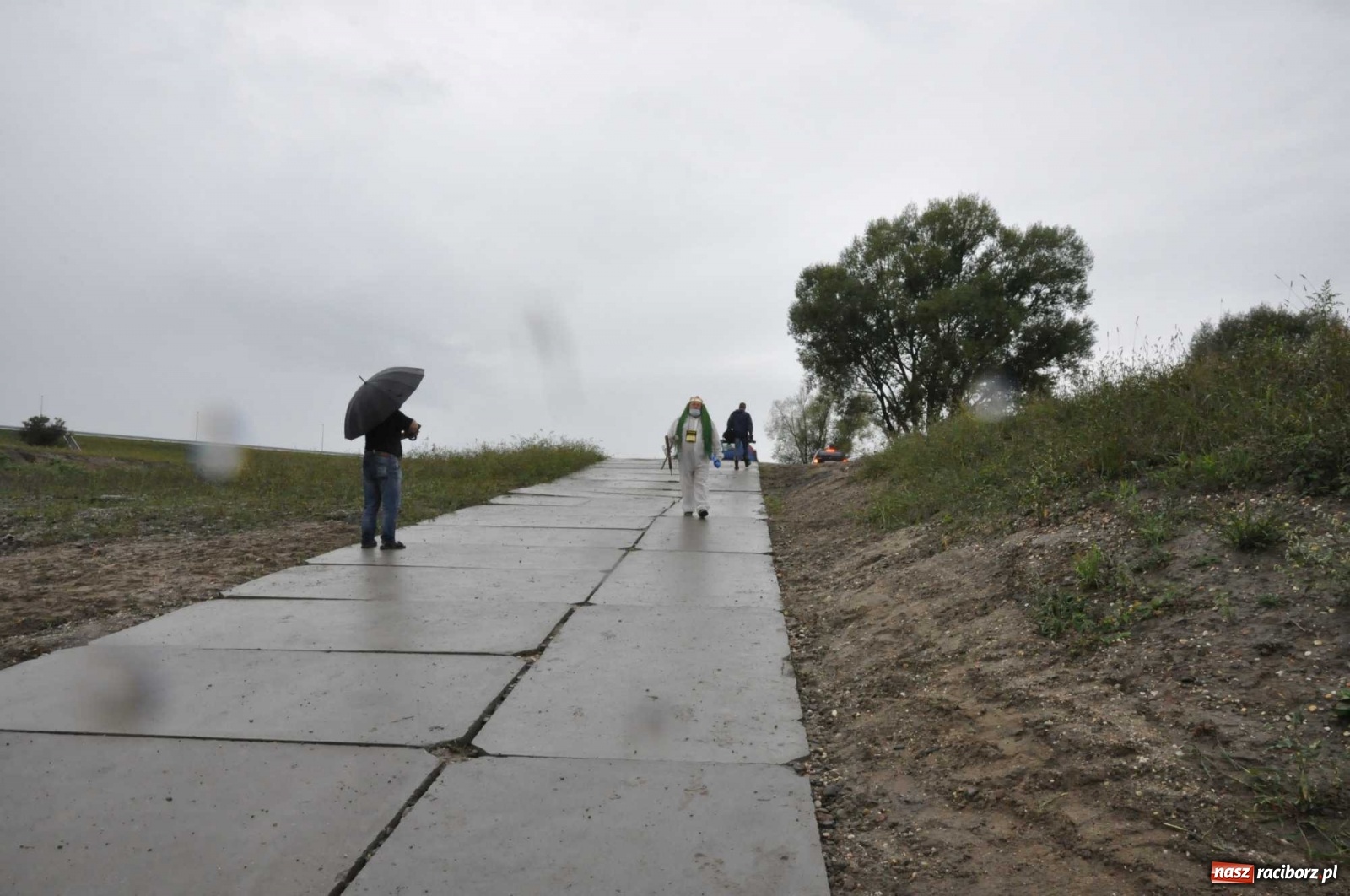 Zdjęcie w galerii na portalu naszraciborz.pl: Grill w polonezie, trumna i koronawirus. Pływadło 2020 [FOTO i WIDEO] wiadomości z regionu