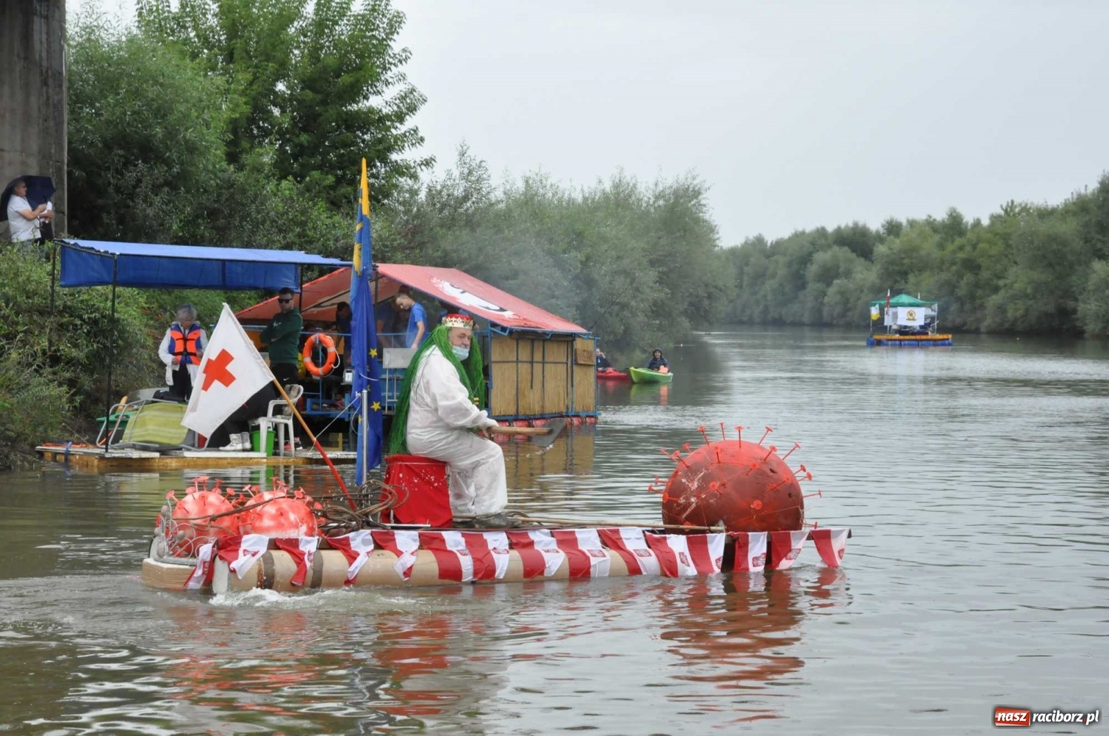 Zdjęcie w galerii na portalu naszraciborz.pl: Grill w polonezie, trumna i koronawirus. Pływadło 2020 [FOTO i WIDEO] wiadomości z regionu