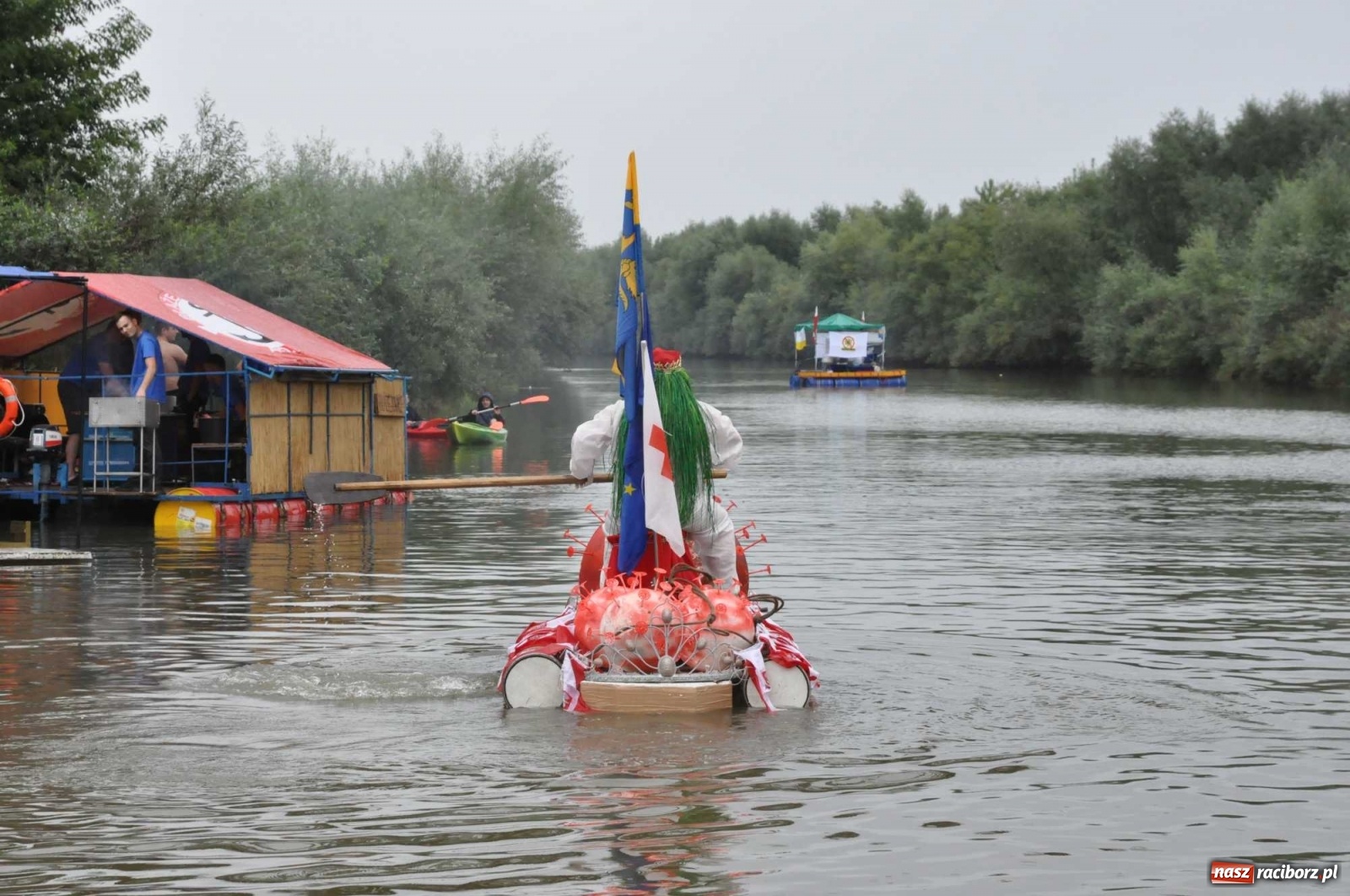 Zdjęcie w galerii na portalu naszraciborz.pl: Grill w polonezie, trumna i koronawirus. Pływadło 2020 [FOTO i WIDEO] wiadomości z regionu