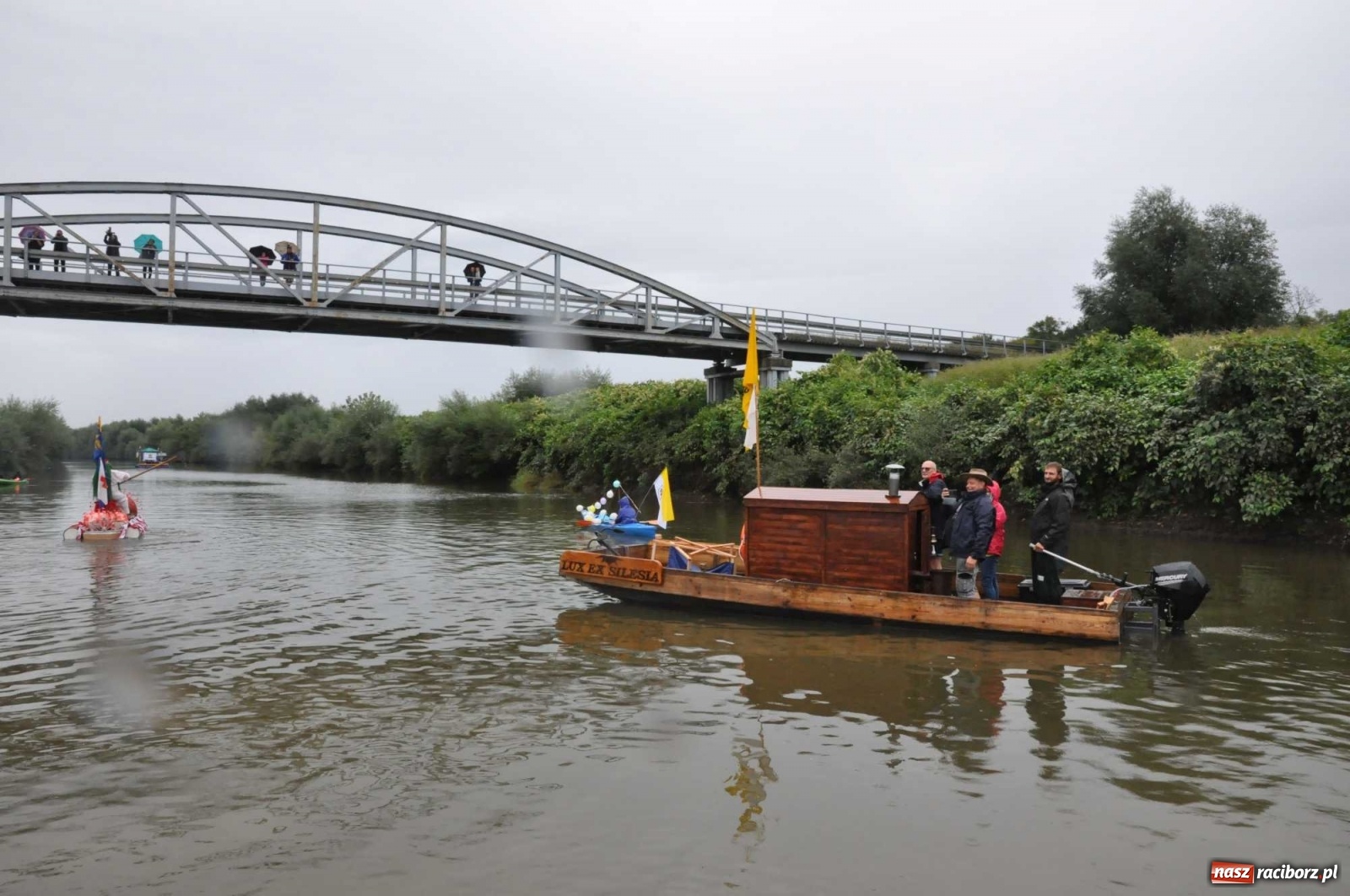 Zdjęcie w galerii na portalu naszraciborz.pl: Grill w polonezie, trumna i koronawirus. Pływadło 2020 [FOTO i WIDEO] wiadomości z regionu