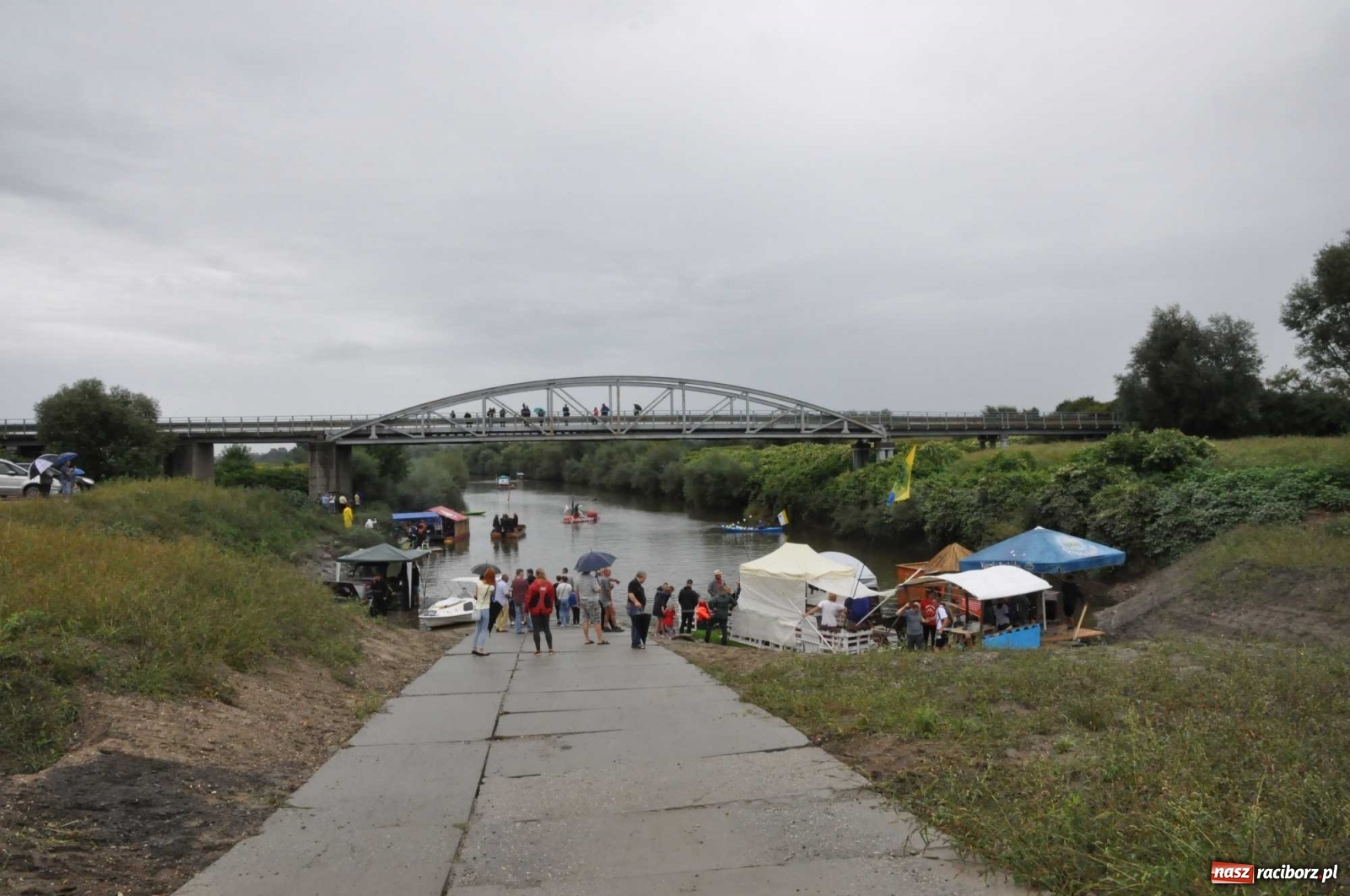 Zdjęcie w galerii na portalu naszraciborz.pl: Grill w polonezie, trumna i koronawirus. Pływadło 2020 [FOTO i WIDEO] wiadomości z regionu