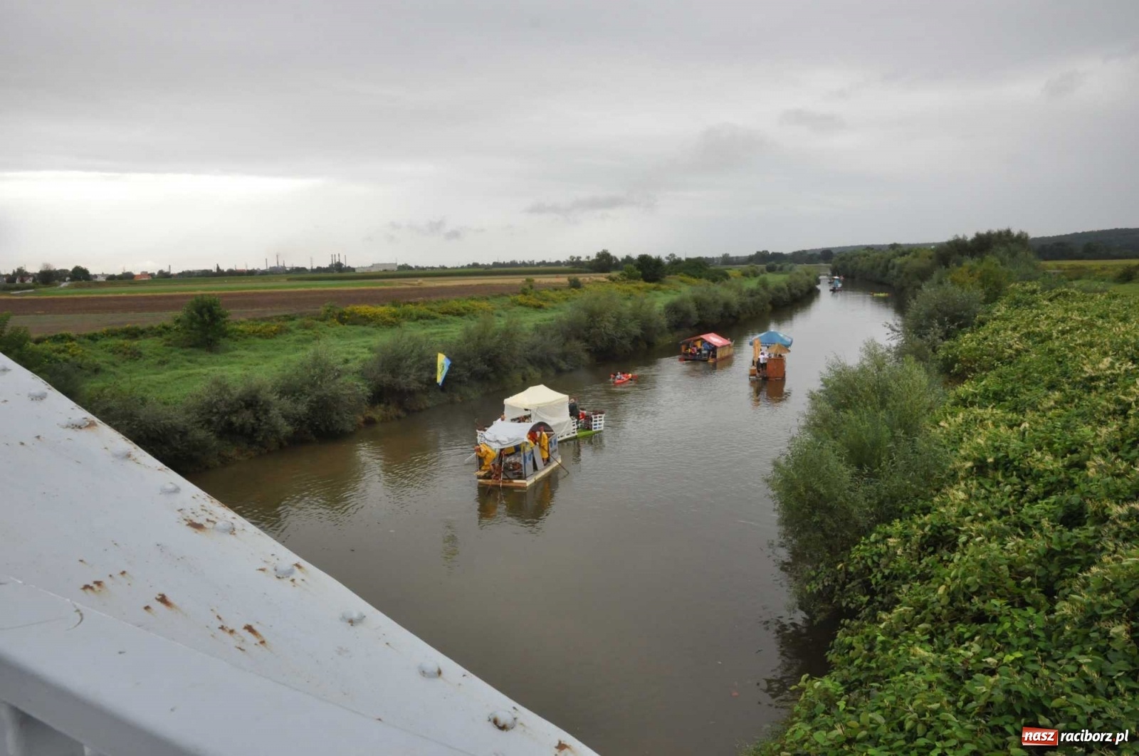 Zdjęcie w galerii na portalu naszraciborz.pl: Grill w polonezie, trumna i koronawirus. Pływadło 2020 [FOTO i WIDEO] wiadomości z regionu