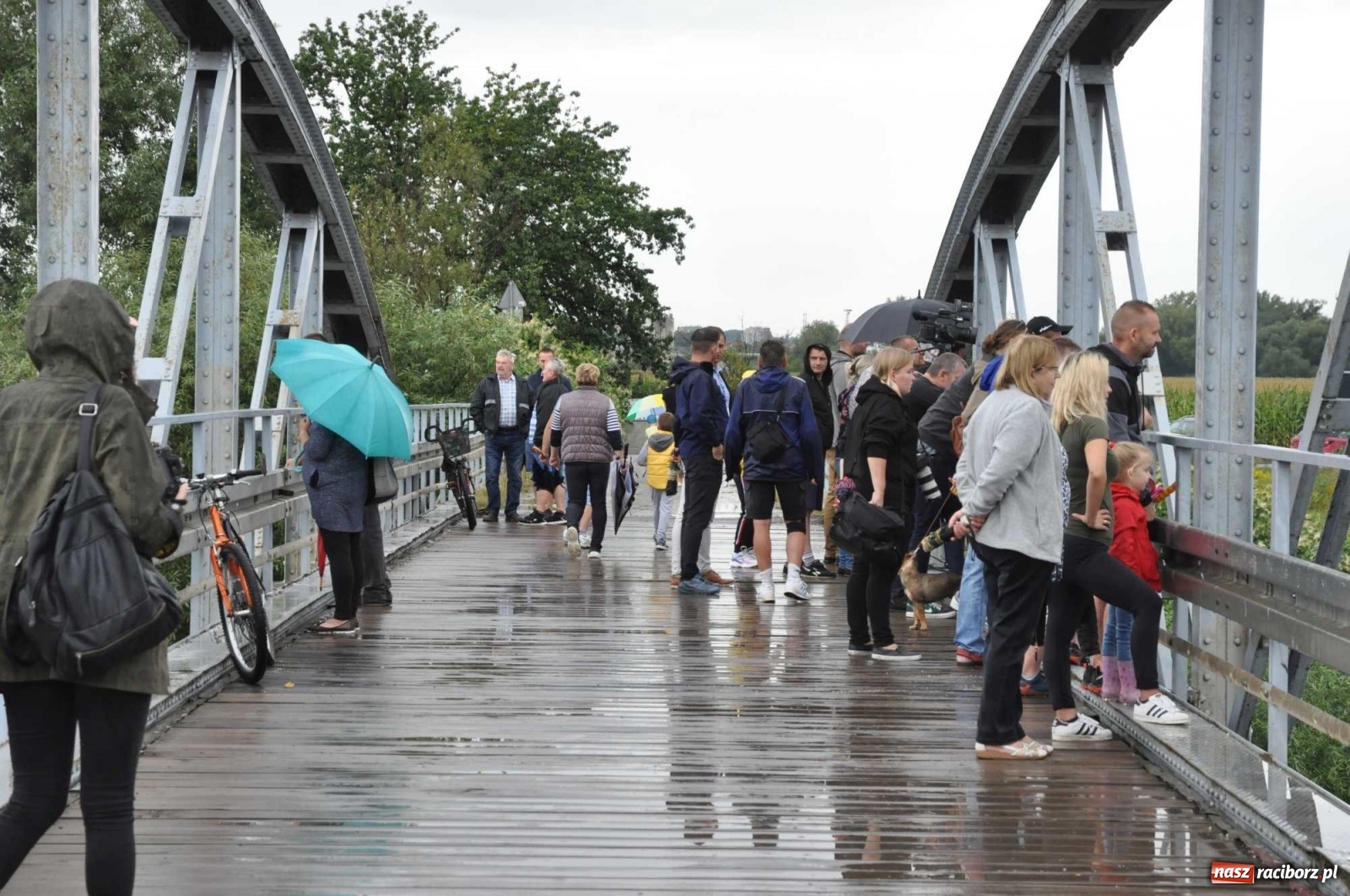 Zdjęcie w galerii na portalu naszraciborz.pl: Grill w polonezie, trumna i koronawirus. Pływadło 2020 [FOTO i WIDEO] wiadomości z regionu