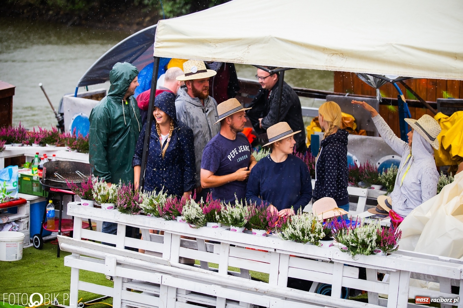 Zdjęcie w galerii na portalu naszraciborz.pl: Grill w polonezie, trumna i koronawirus. Pływadło 2020 [FOTO i WIDEO] wiadomości z regionu