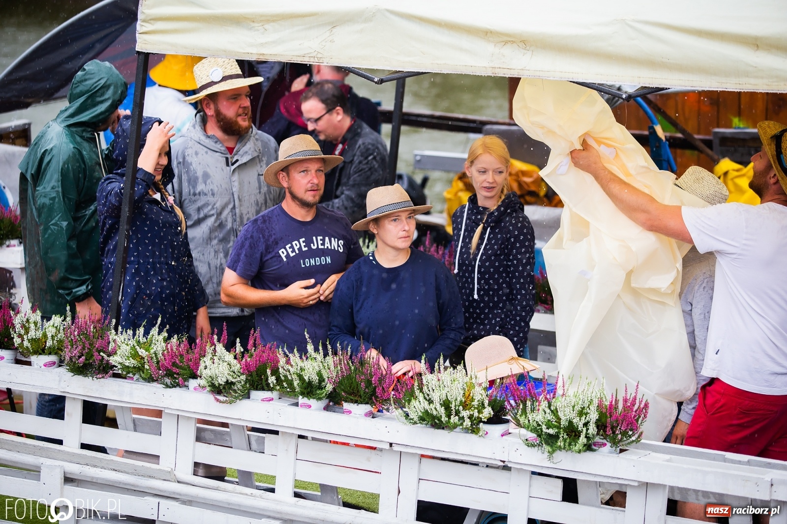 Zdjęcie w galerii na portalu naszraciborz.pl: Grill w polonezie, trumna i koronawirus. Pływadło 2020 [FOTO i WIDEO] wiadomości z regionu