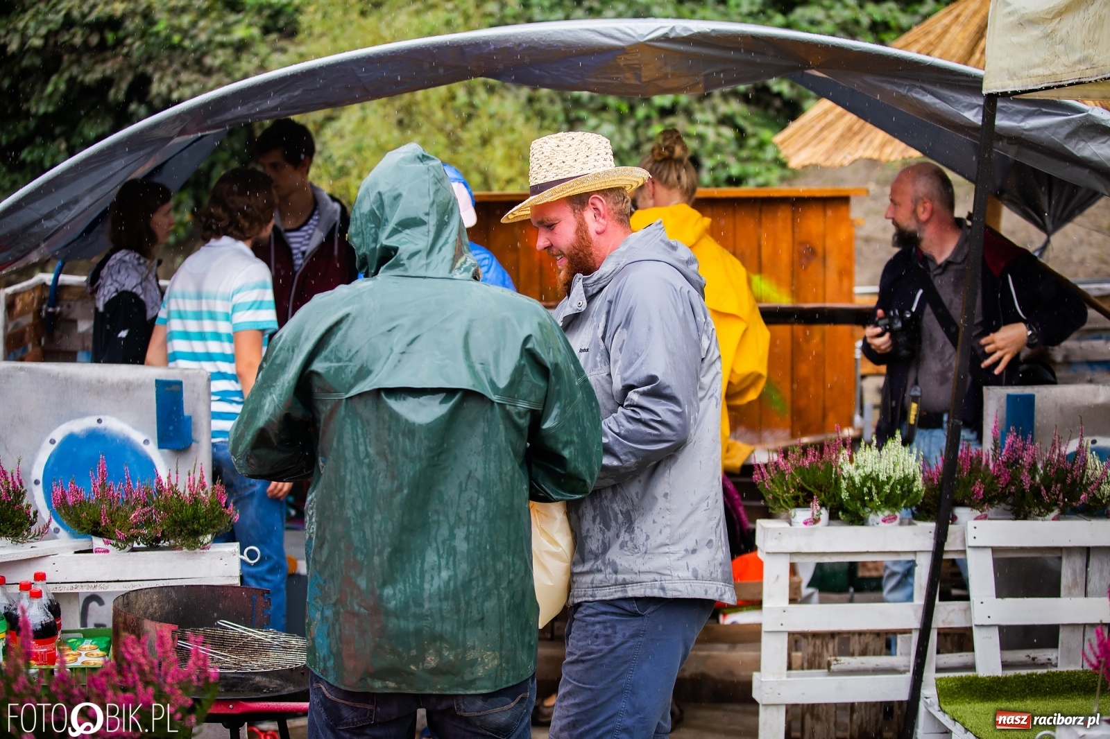 Zdjęcie w galerii na portalu naszraciborz.pl: Grill w polonezie, trumna i koronawirus. Pływadło 2020 [FOTO i WIDEO] wiadomości z regionu