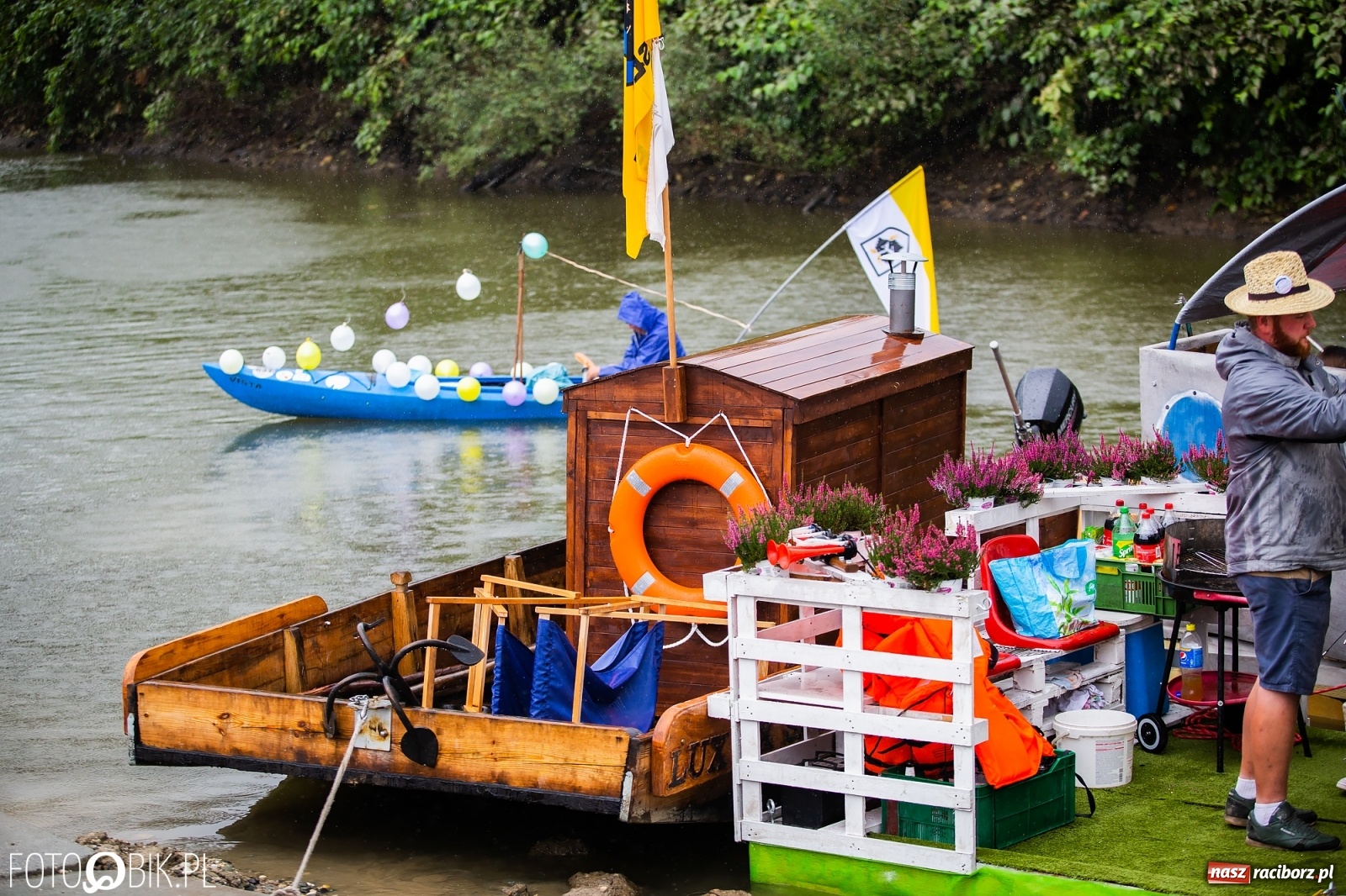 Zdjęcie w galerii na portalu naszraciborz.pl: Grill w polonezie, trumna i koronawirus. Pływadło 2020 [FOTO i WIDEO] wiadomości z regionu