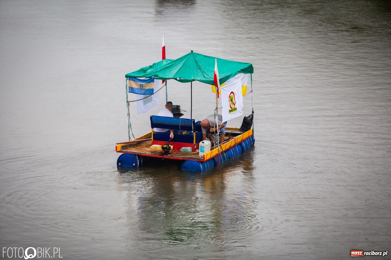 Zdjęcie w galerii na portalu naszraciborz.pl: Grill w polonezie, trumna i koronawirus. Pływadło 2020 [FOTO i WIDEO] wiadomości z regionu