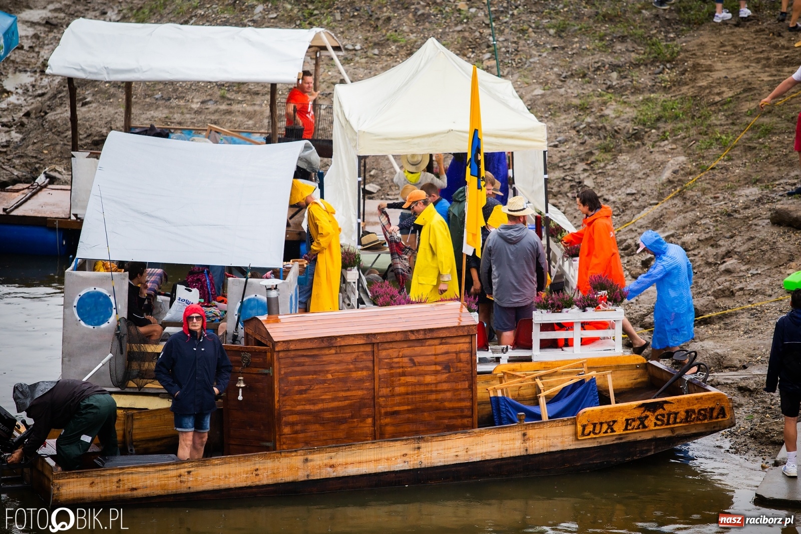 Zdjęcie w galerii na portalu naszraciborz.pl: Grill w polonezie, trumna i koronawirus. Pływadło 2020 [FOTO i WIDEO] wiadomości z regionu
