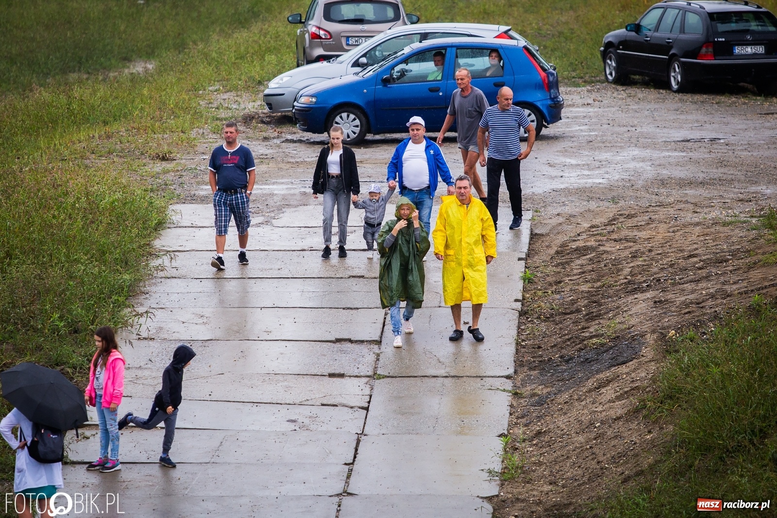 Zdjęcie w galerii na portalu naszraciborz.pl: Grill w polonezie, trumna i koronawirus. Pływadło 2020 [FOTO i WIDEO] wiadomości z regionu
