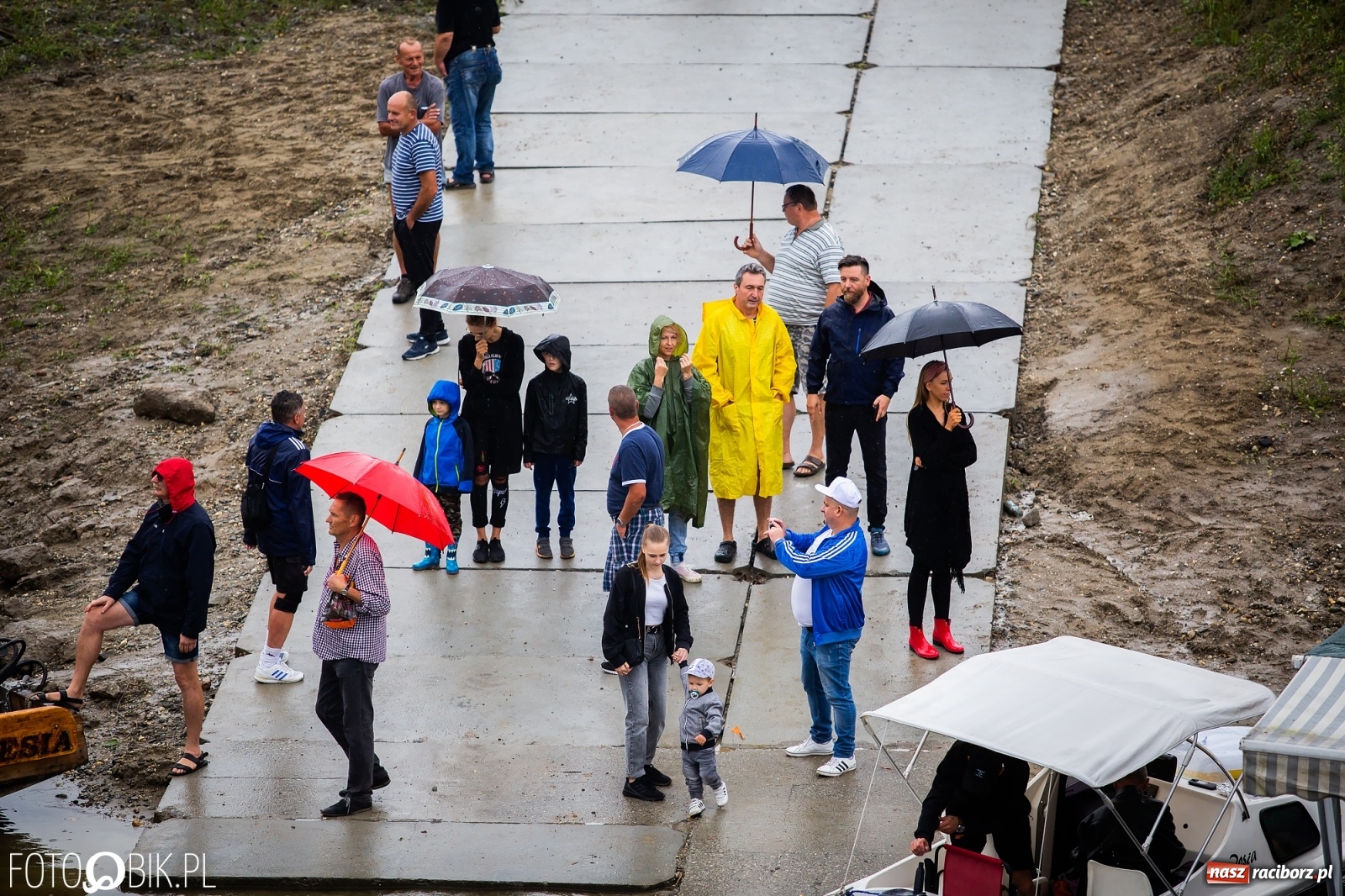 Zdjęcie w galerii na portalu naszraciborz.pl: Grill w polonezie, trumna i koronawirus. Pływadło 2020 [FOTO i WIDEO] wiadomości z regionu