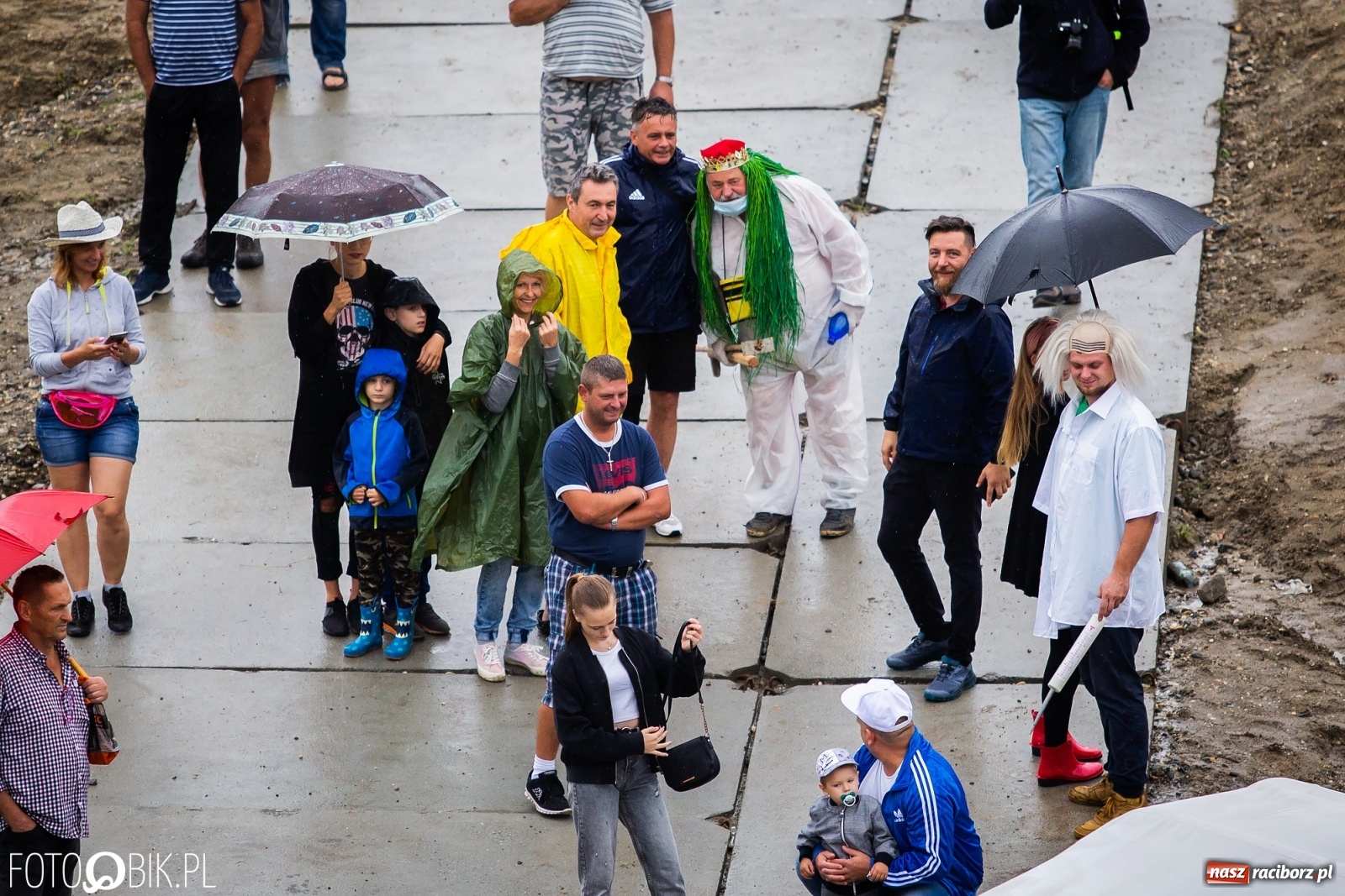 Zdjęcie w galerii na portalu naszraciborz.pl: Grill w polonezie, trumna i koronawirus. Pływadło 2020 [FOTO i WIDEO] wiadomości z regionu