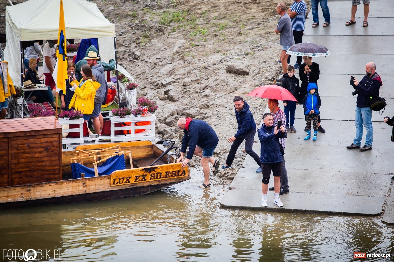 Zdjęcie w galerii na portalu naszraciborz.pl: Grill w polonezie, trumna i koronawirus. Pływadło 2020 [FOTO i WIDEO] wiadomości z regionu