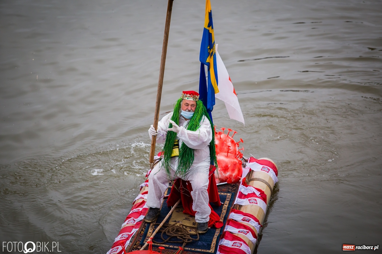 Zdjęcie w galerii na portalu naszraciborz.pl: Grill w polonezie, trumna i koronawirus. Pływadło 2020 [FOTO i WIDEO] wiadomości z regionu