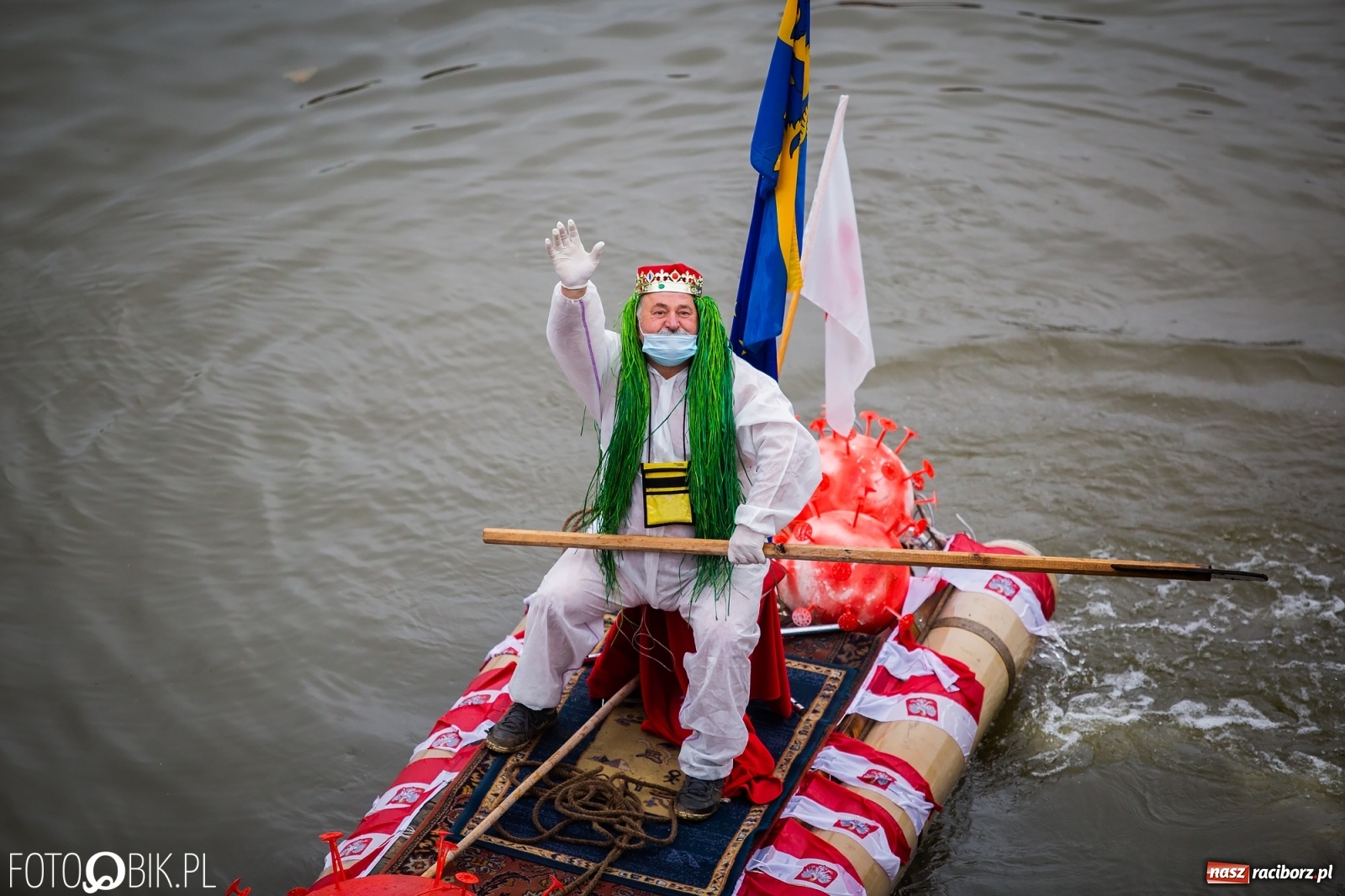 Zdjęcie w galerii na portalu naszraciborz.pl: Grill w polonezie, trumna i koronawirus. Pływadło 2020 [FOTO i WIDEO] wiadomości z regionu