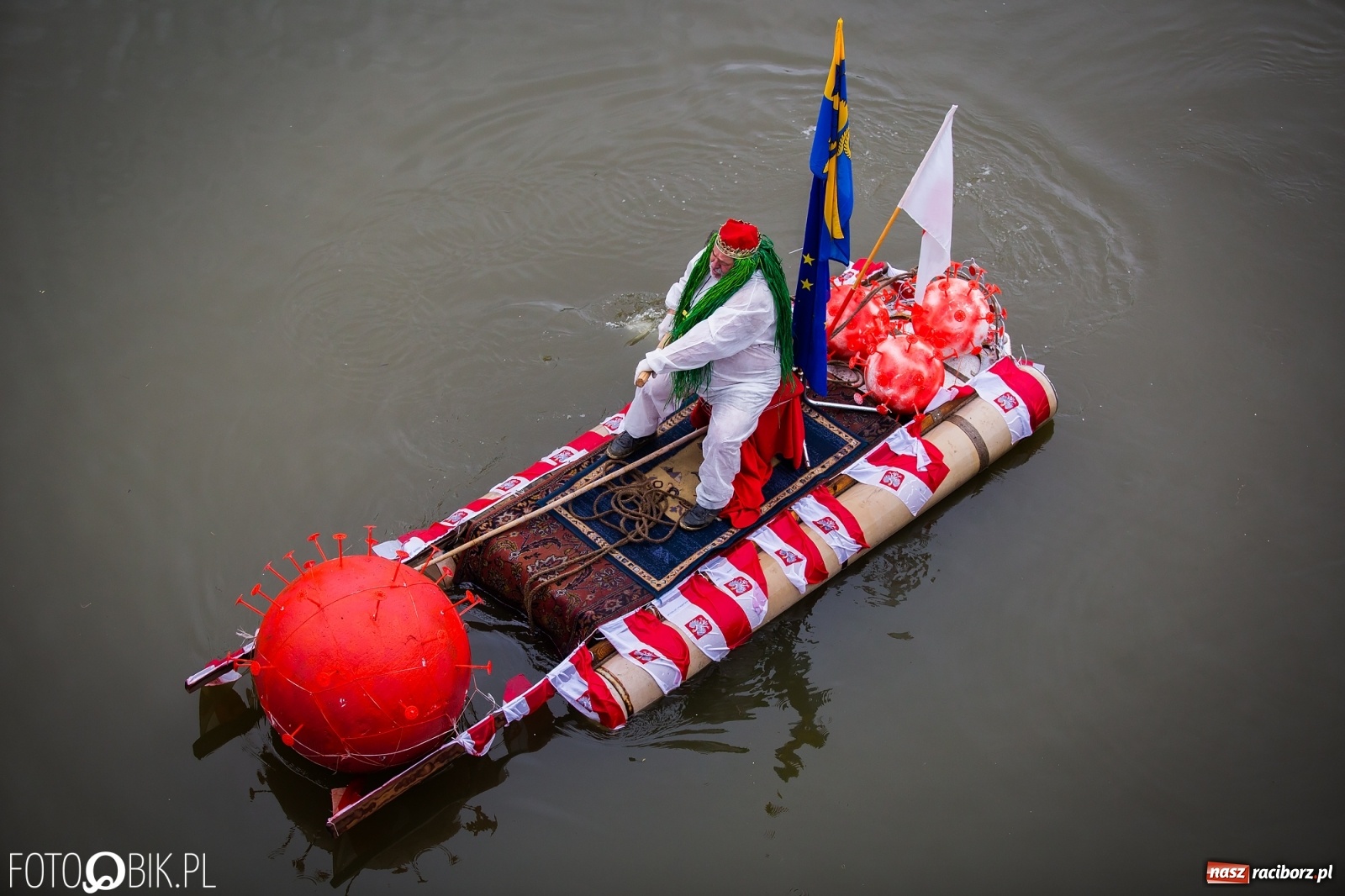 Zdjęcie w galerii na portalu naszraciborz.pl: Grill w polonezie, trumna i koronawirus. Pływadło 2020 [FOTO i WIDEO] wiadomości z regionu