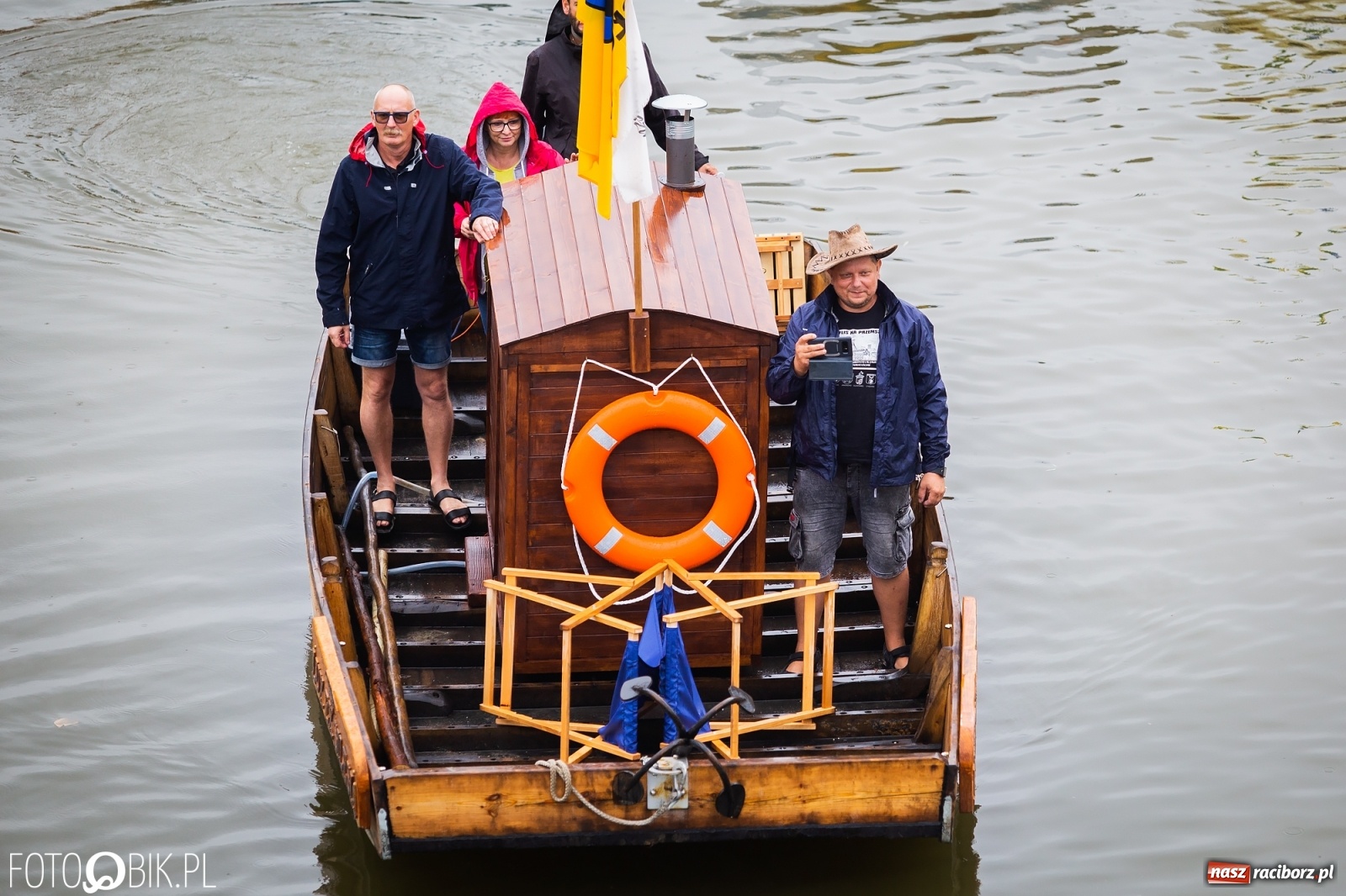 Zdjęcie w galerii na portalu naszraciborz.pl: Grill w polonezie, trumna i koronawirus. Pływadło 2020 [FOTO i WIDEO] wiadomości z regionu