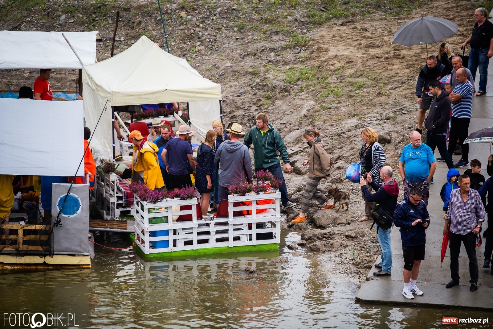 Zdjęcie w galerii na portalu naszraciborz.pl: Grill w polonezie, trumna i koronawirus. Pływadło 2020 [FOTO i WIDEO] wiadomości z regionu