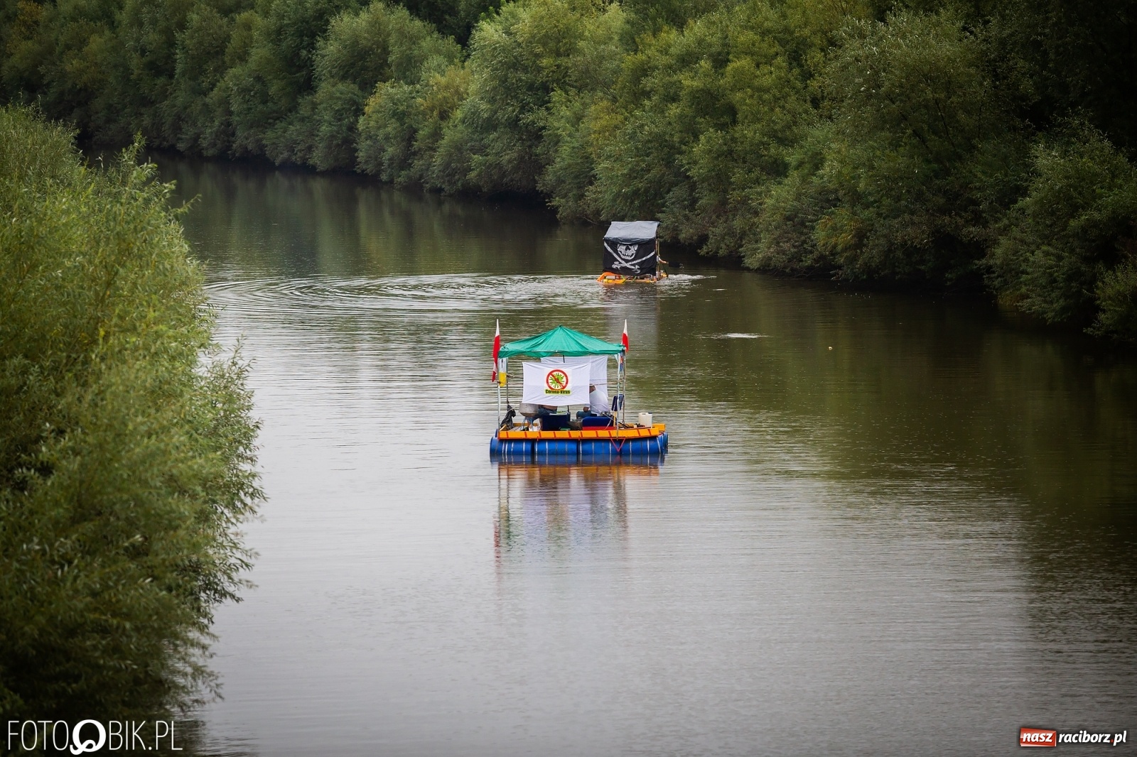 Zdjęcie w galerii na portalu naszraciborz.pl: Grill w polonezie, trumna i koronawirus. Pływadło 2020 [FOTO i WIDEO] wiadomości z regionu