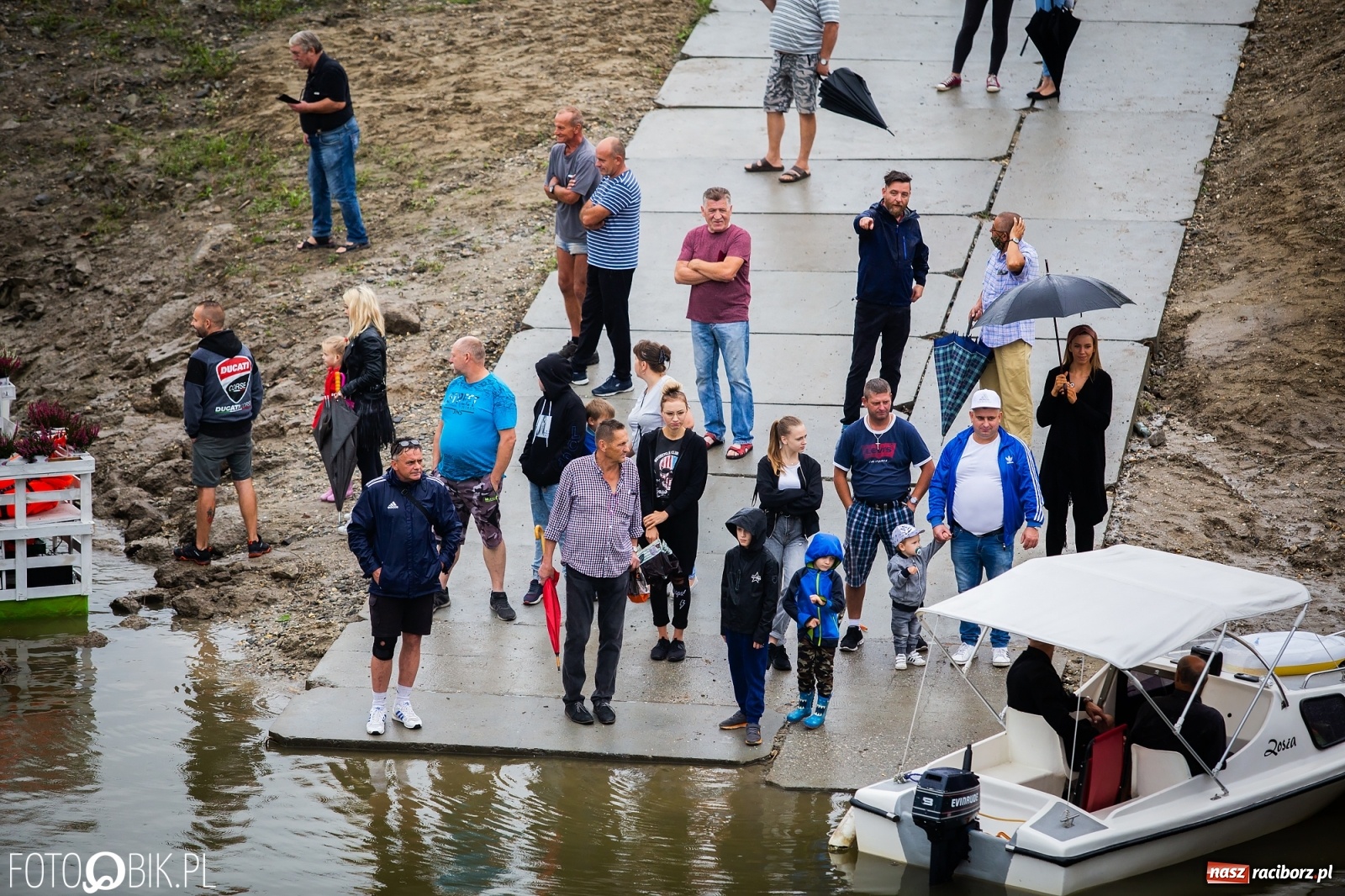 Zdjęcie w galerii na portalu naszraciborz.pl: Grill w polonezie, trumna i koronawirus. Pływadło 2020 [FOTO i WIDEO] wiadomości z regionu