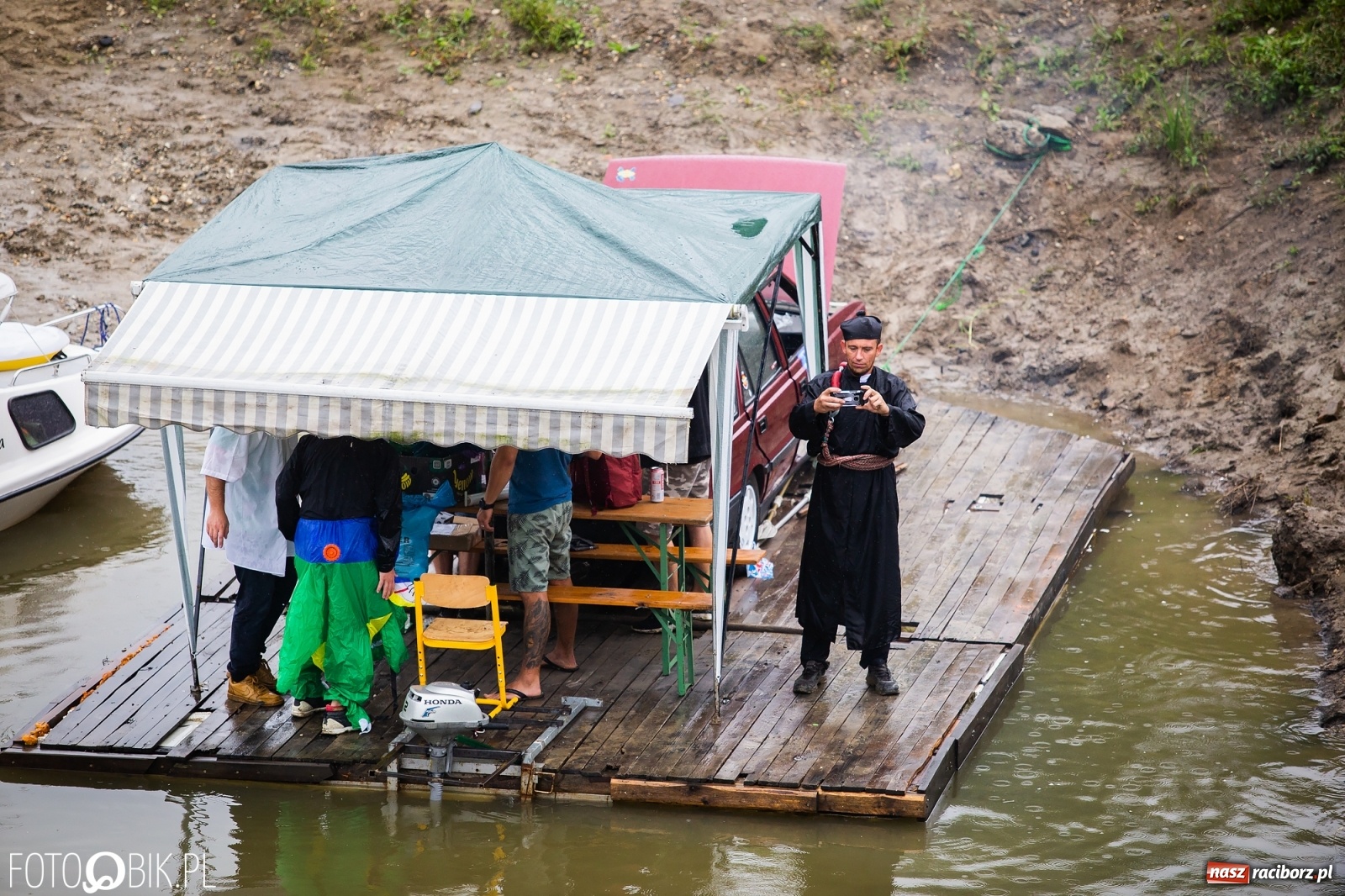 Zdjęcie w galerii na portalu naszraciborz.pl: Grill w polonezie, trumna i koronawirus. Pływadło 2020 [FOTO i WIDEO] wiadomości z regionu