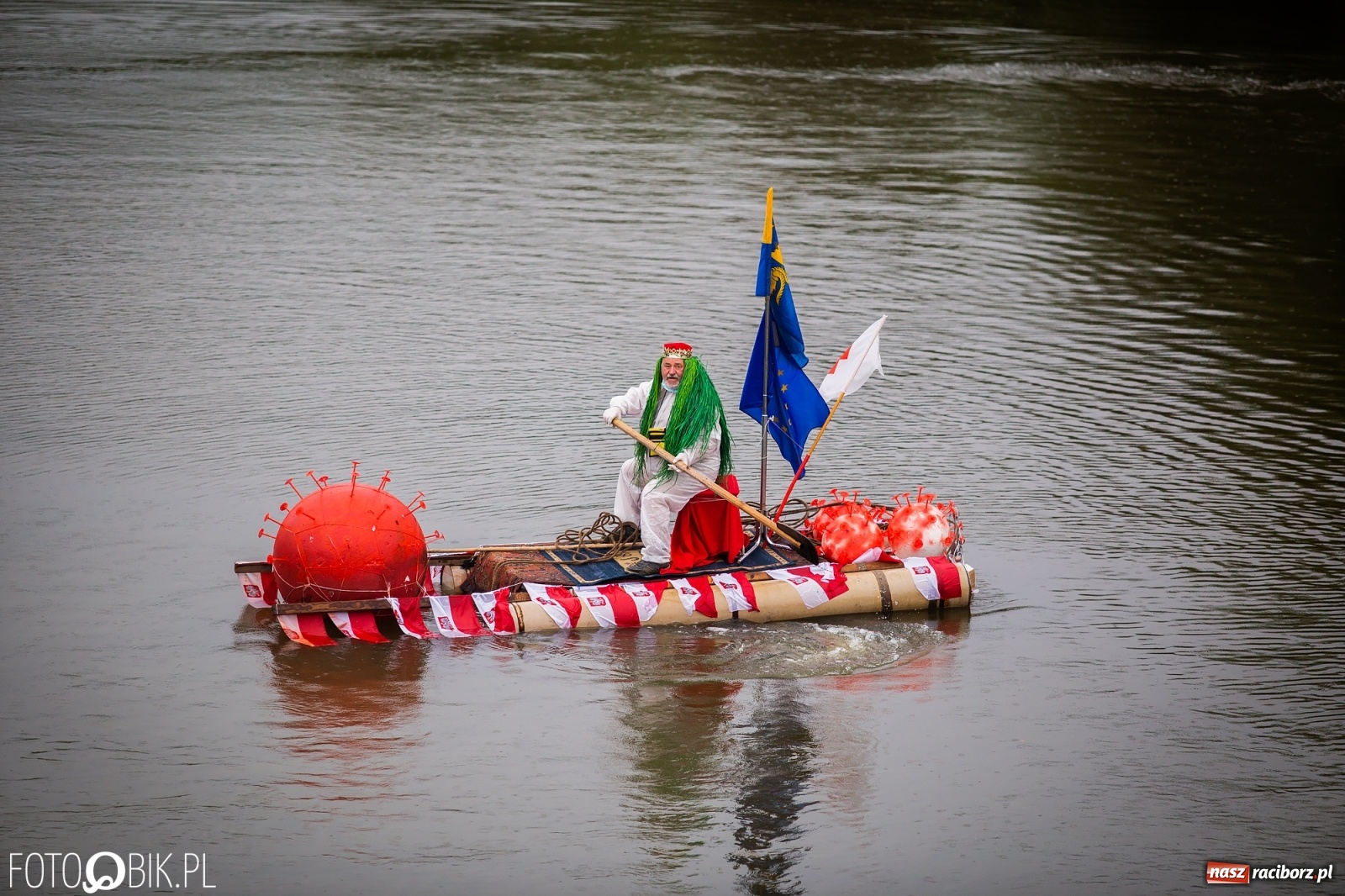 Zdjęcie w galerii na portalu naszraciborz.pl: Grill w polonezie, trumna i koronawirus. Pływadło 2020 [FOTO i WIDEO] wiadomości z regionu