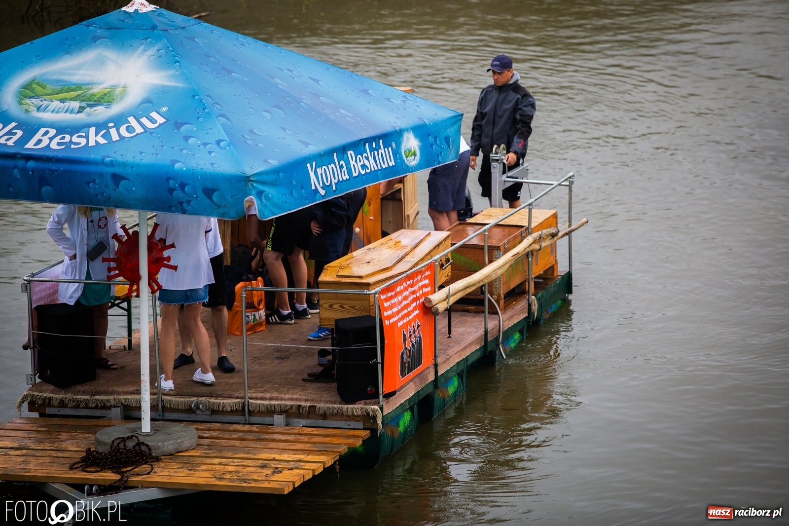 Zdjęcie w galerii na portalu naszraciborz.pl: Grill w polonezie, trumna i koronawirus. Pływadło 2020 [FOTO i WIDEO] wiadomości z regionu