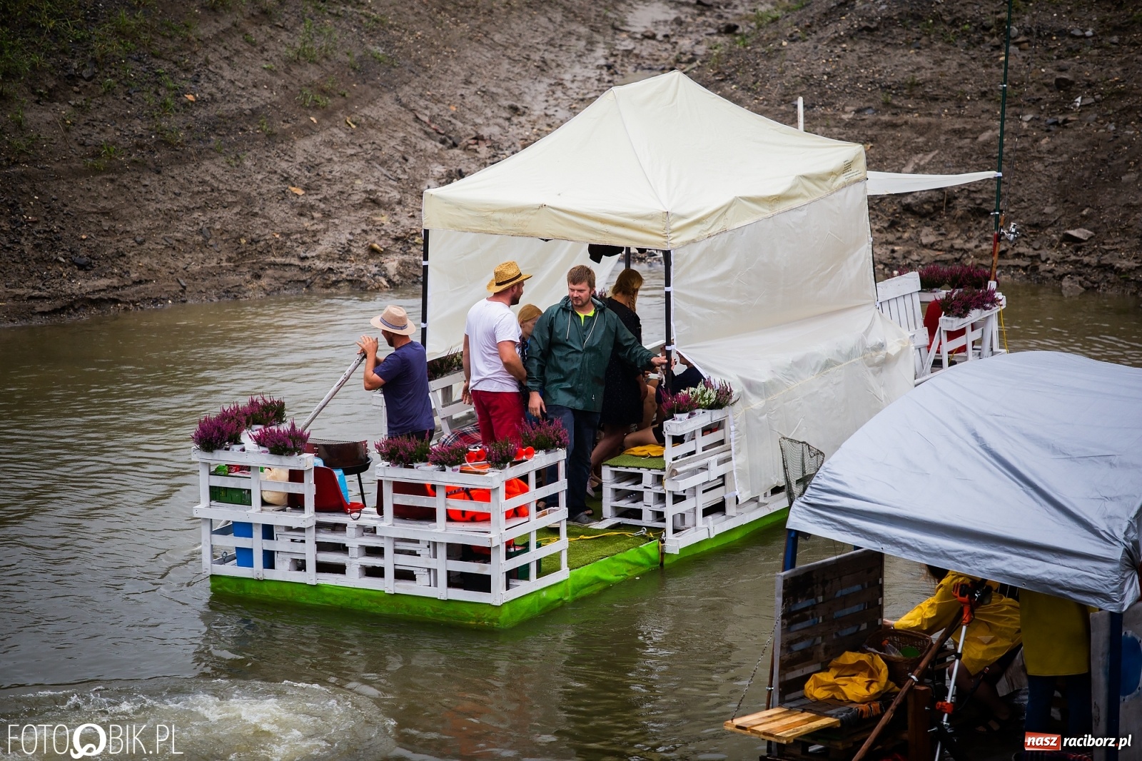Zdjęcie w galerii na portalu naszraciborz.pl: Grill w polonezie, trumna i koronawirus. Pływadło 2020 [FOTO i WIDEO] wiadomości z regionu