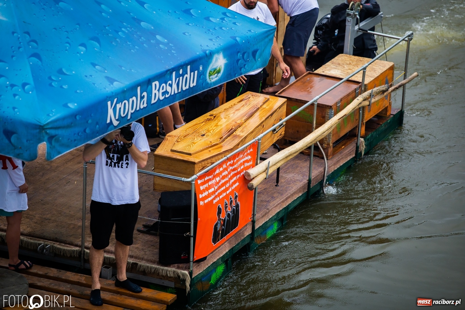 Zdjęcie w galerii na portalu naszraciborz.pl: Grill w polonezie, trumna i koronawirus. Pływadło 2020 [FOTO i WIDEO] wiadomości z regionu