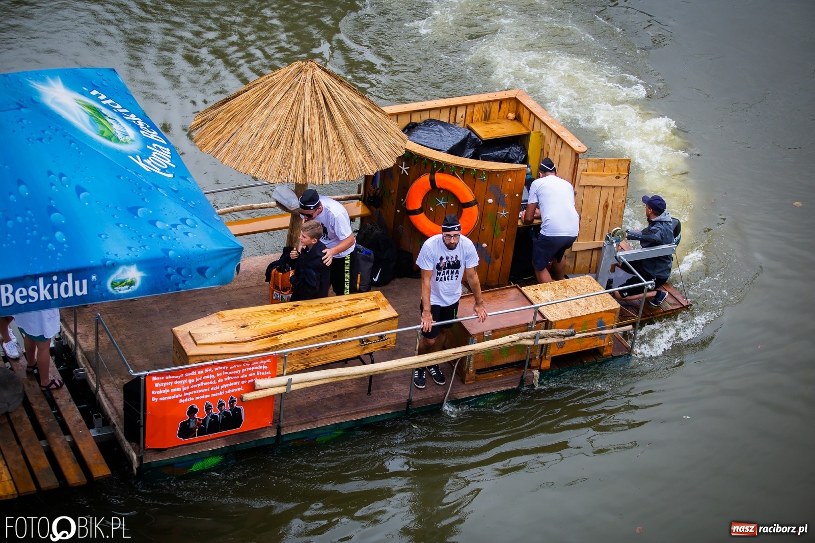 Zdjęcie w galerii na portalu naszraciborz.pl: Grill w polonezie, trumna i koronawirus. Pływadło 2020 [FOTO i WIDEO] wiadomości z regionu